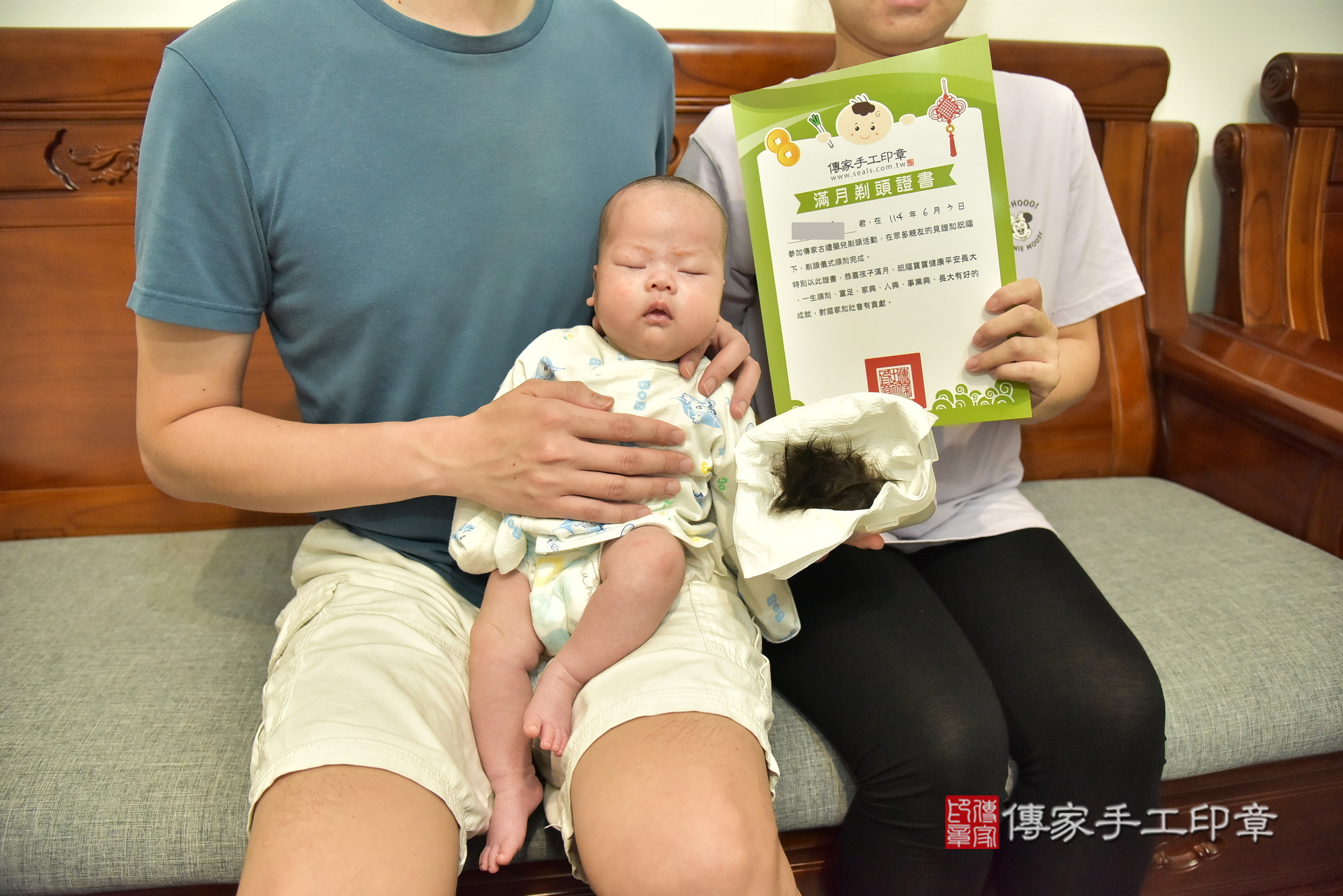 小妤寶寶(宜蘭縣蘇澳鎮到府嬰兒小妤寶寶滿月剃頭理髮、到府嬰兒剃胎毛儀式吉祥話)。到府剃頭剃胎毛主持、專業拍照、證書。★購買「臍帶章、肚臍章、胎毛筆刷印章」贈送：剃頭、收涎、抓周，三選一。2025.6.3，照片14