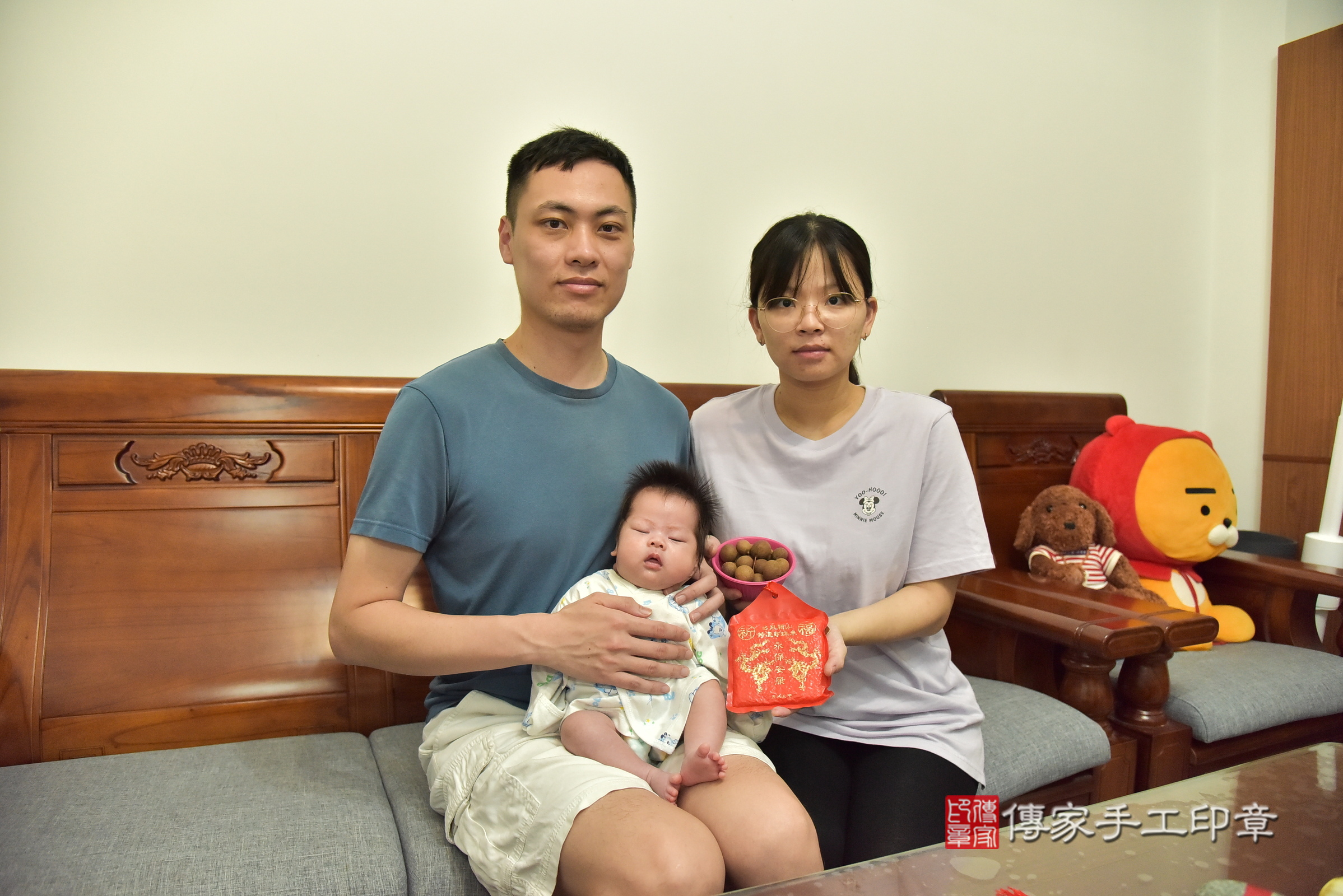 小妤寶寶(宜蘭縣蘇澳鎮到府嬰兒小妤寶寶滿月剃頭理髮、到府嬰兒剃胎毛儀式吉祥話)。到府剃頭剃胎毛主持、專業拍照、證書。★購買「臍帶章、肚臍章、胎毛筆刷印章」贈送：剃頭、收涎、抓周，三選一。2025.6.3，照片5