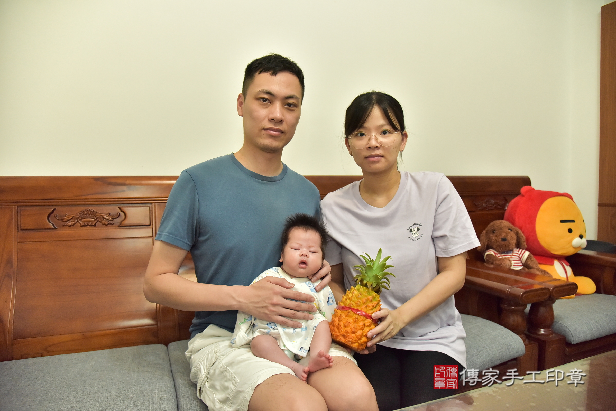 小妤寶寶(宜蘭縣蘇澳鎮到府嬰兒小妤寶寶滿月剃頭理髮、到府嬰兒剃胎毛儀式吉祥話)。到府剃頭剃胎毛主持、專業拍照、證書。★購買「臍帶章、肚臍章、胎毛筆刷印章」贈送：剃頭、收涎、抓周，三選一。2025.6.3，照片8