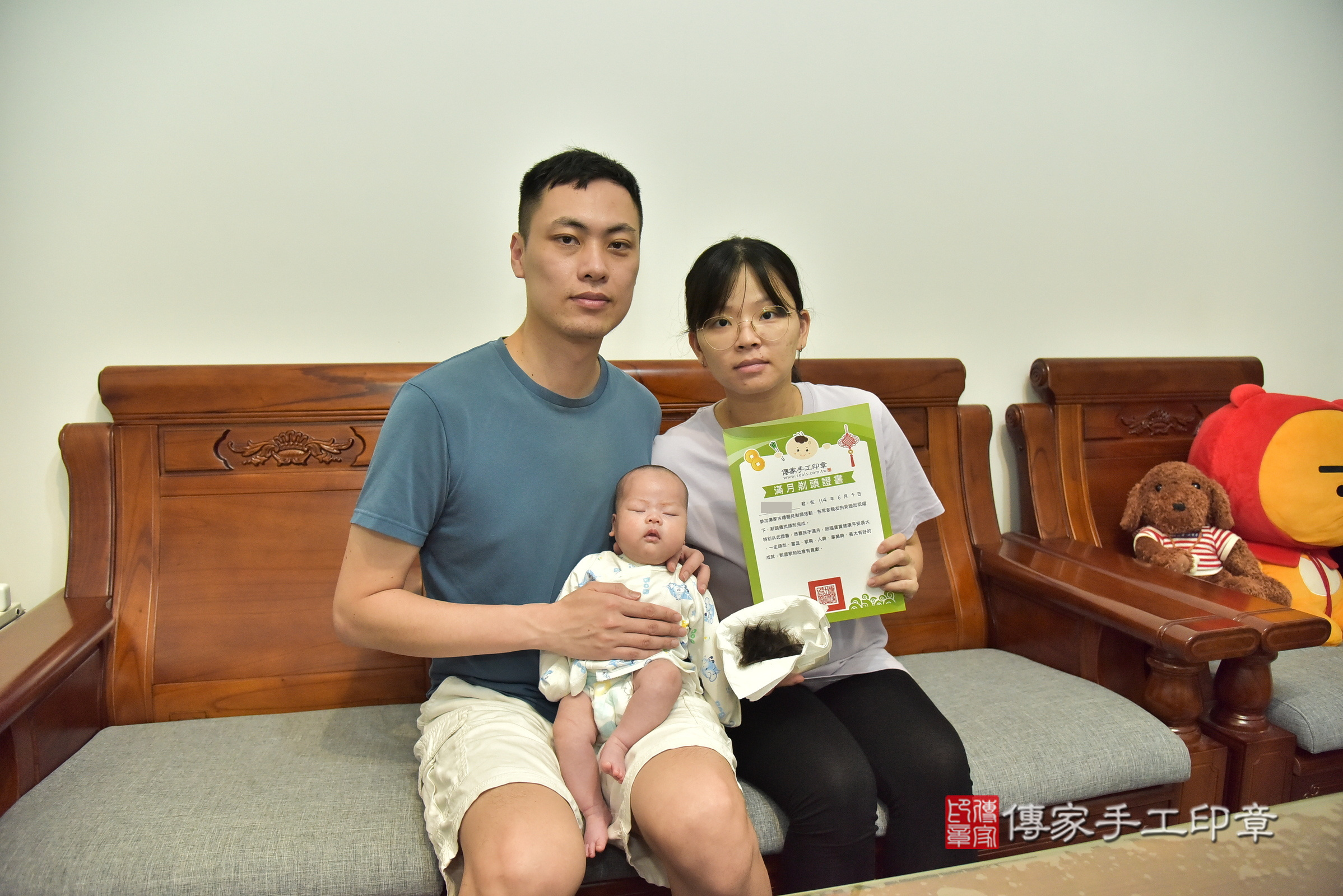 小妤寶寶(宜蘭縣蘇澳鎮到府嬰兒小妤寶寶滿月剃頭理髮、到府嬰兒剃胎毛儀式吉祥話)。到府剃頭剃胎毛主持、專業拍照、證書。★購買「臍帶章、肚臍章、胎毛筆刷印章」贈送：剃頭、收涎、抓周，三選一。2025.6.3，照片15