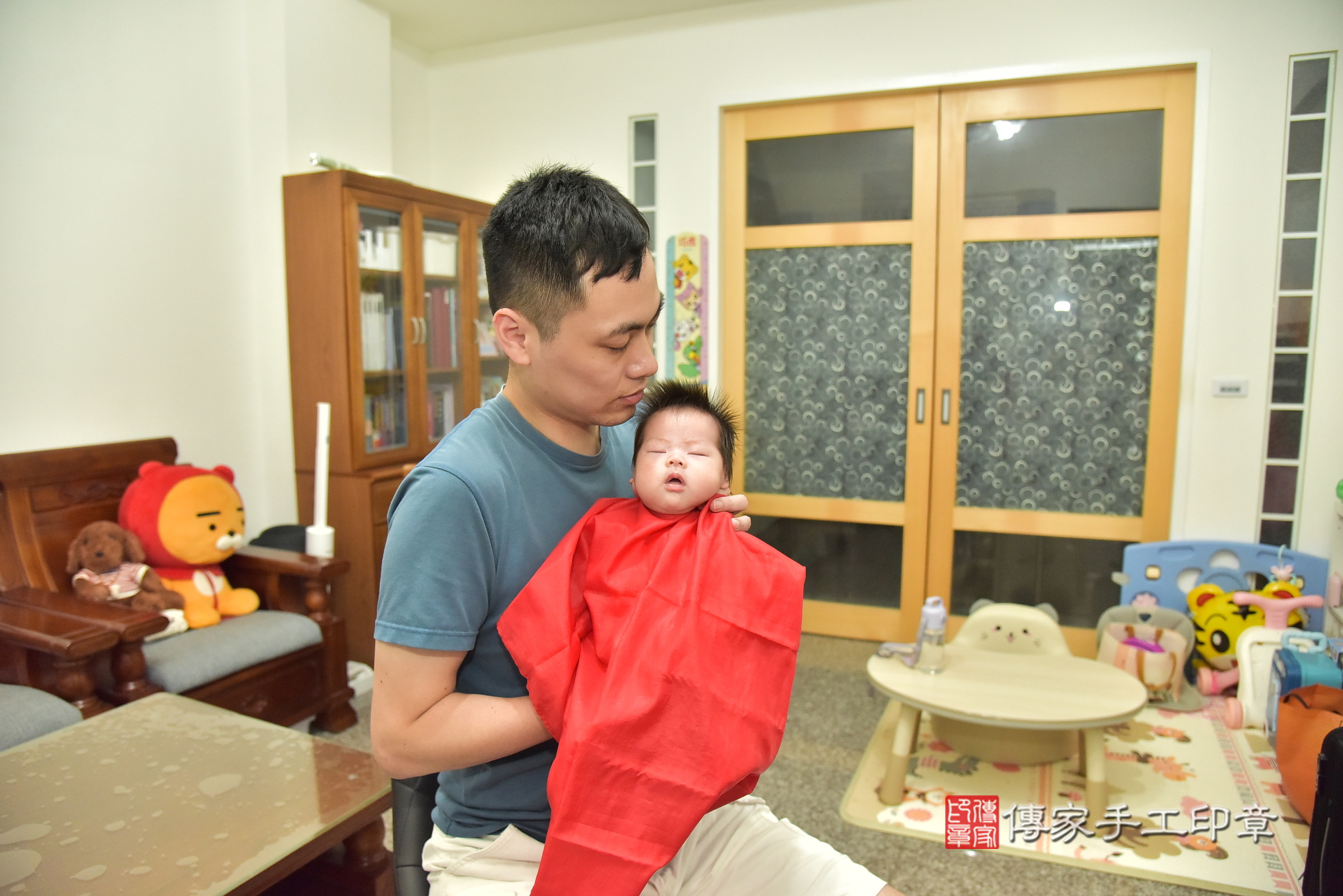 小妤寶寶(宜蘭縣蘇澳鎮到府嬰兒小妤寶寶滿月剃頭理髮、到府嬰兒剃胎毛儀式吉祥話)。到府剃頭剃胎毛主持、專業拍照、證書。★購買「臍帶章、肚臍章、胎毛筆刷印章」贈送：剃頭、收涎、抓周，三選一。2025.6.3，照片12