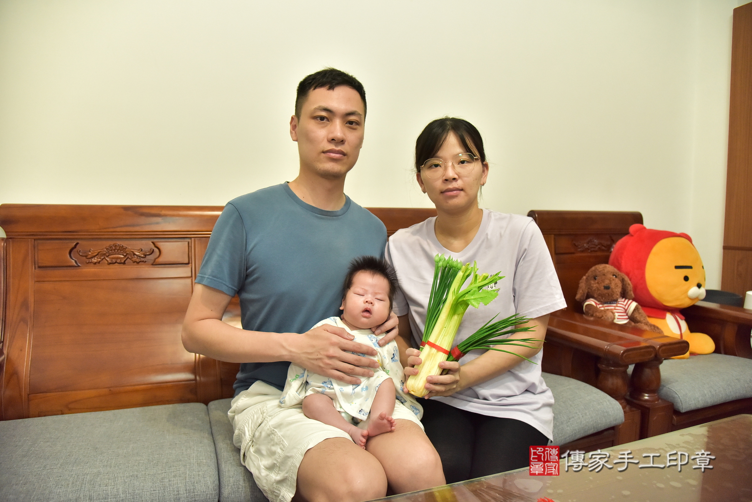 小妤寶寶(宜蘭縣蘇澳鎮到府嬰兒小妤寶寶滿月剃頭理髮、到府嬰兒剃胎毛儀式吉祥話)。到府剃頭剃胎毛主持、專業拍照、證書。★購買「臍帶章、肚臍章、胎毛筆刷印章」贈送：剃頭、收涎、抓周，三選一。2025.6.3，照片9