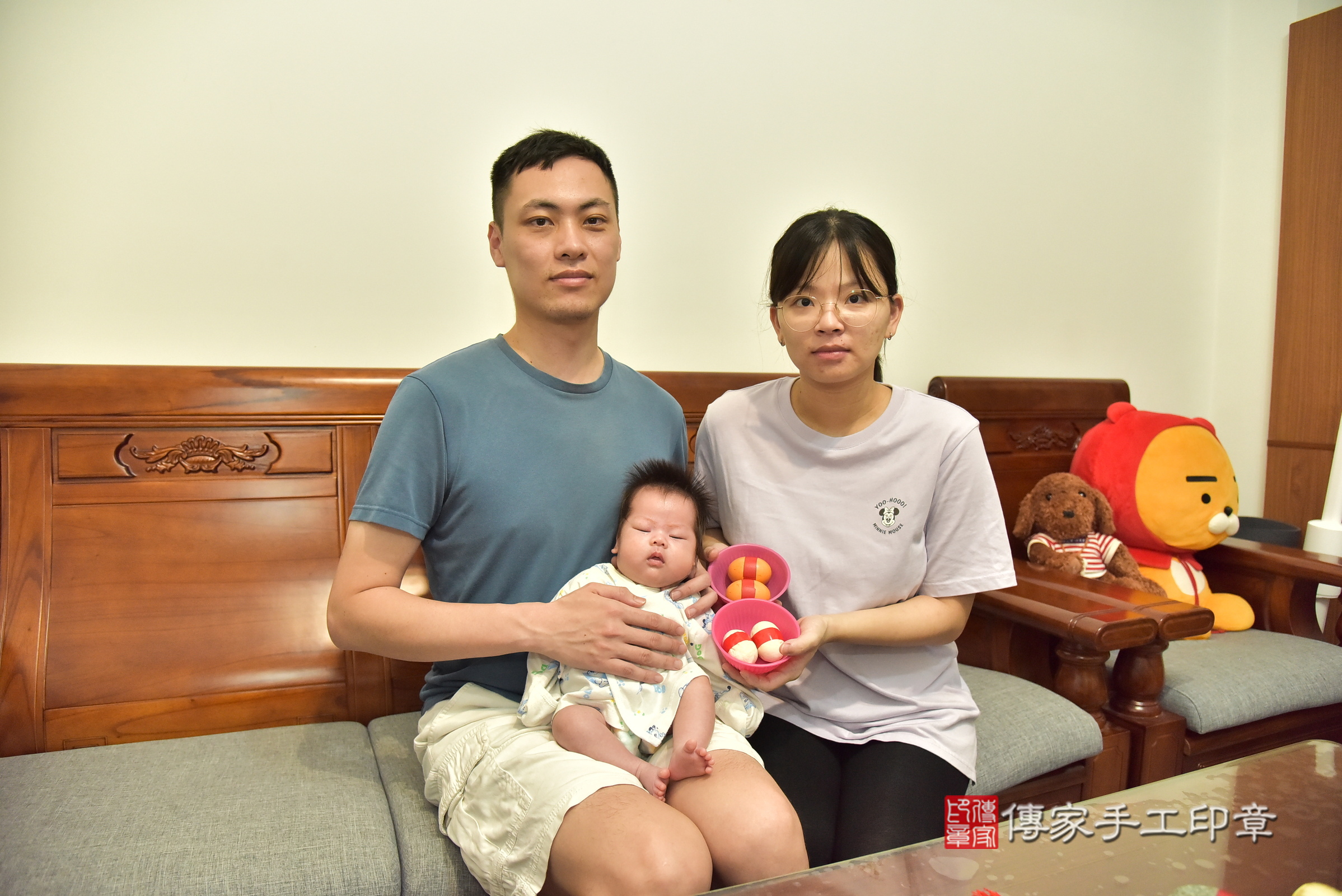 小妤寶寶(宜蘭縣蘇澳鎮到府嬰兒小妤寶寶滿月剃頭理髮、到府嬰兒剃胎毛儀式吉祥話)。到府剃頭剃胎毛主持、專業拍照、證書。★購買「臍帶章、肚臍章、胎毛筆刷印章」贈送：剃頭、收涎、抓周，三選一。2025.6.3，照片4