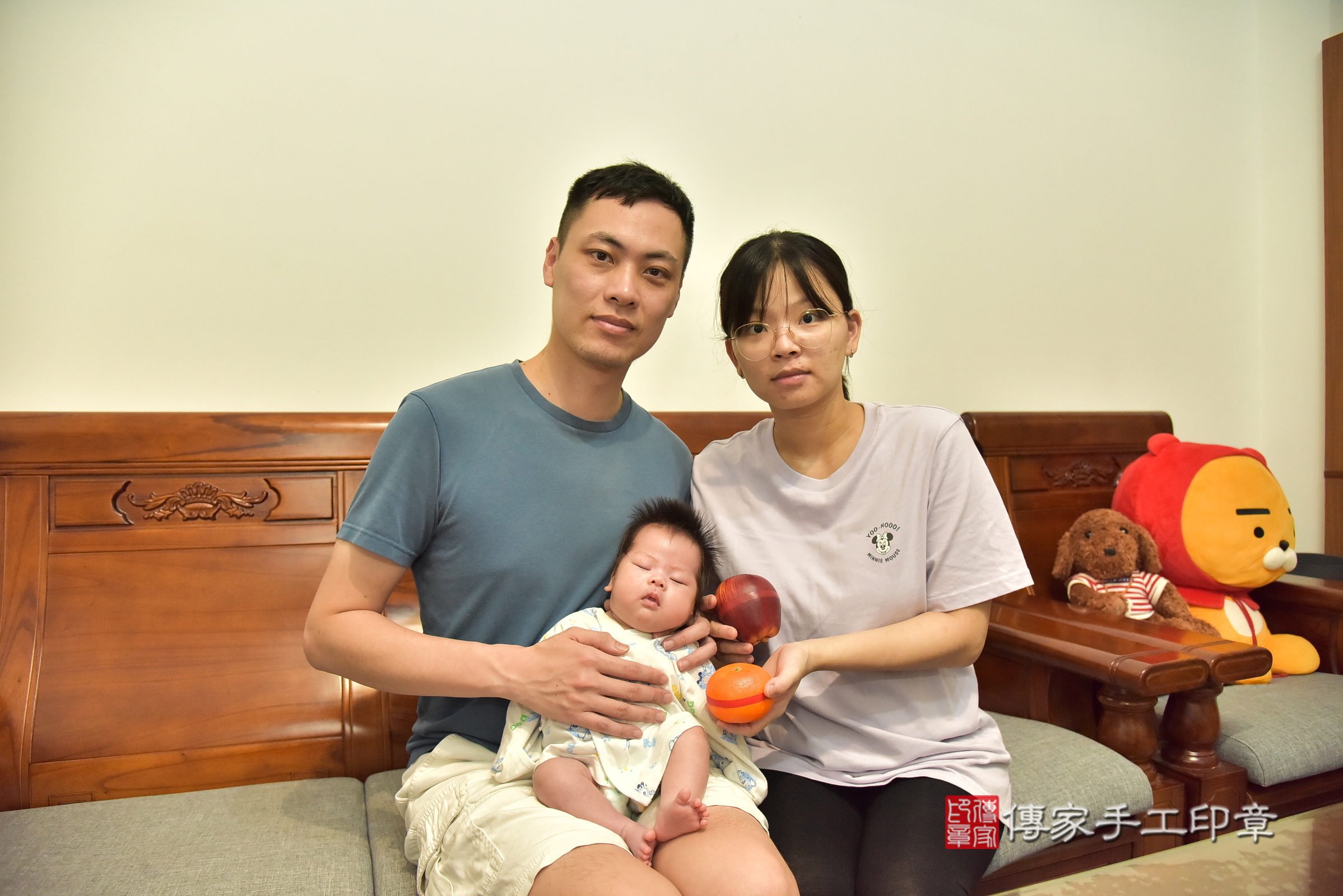 小妤寶寶(宜蘭縣蘇澳鎮到府嬰兒小妤寶寶滿月剃頭理髮、到府嬰兒剃胎毛儀式吉祥話)。到府剃頭剃胎毛主持、專業拍照、證書。★購買「臍帶章、肚臍章、胎毛筆刷印章」贈送：剃頭、收涎、抓周，三選一。2025.6.3，照片6