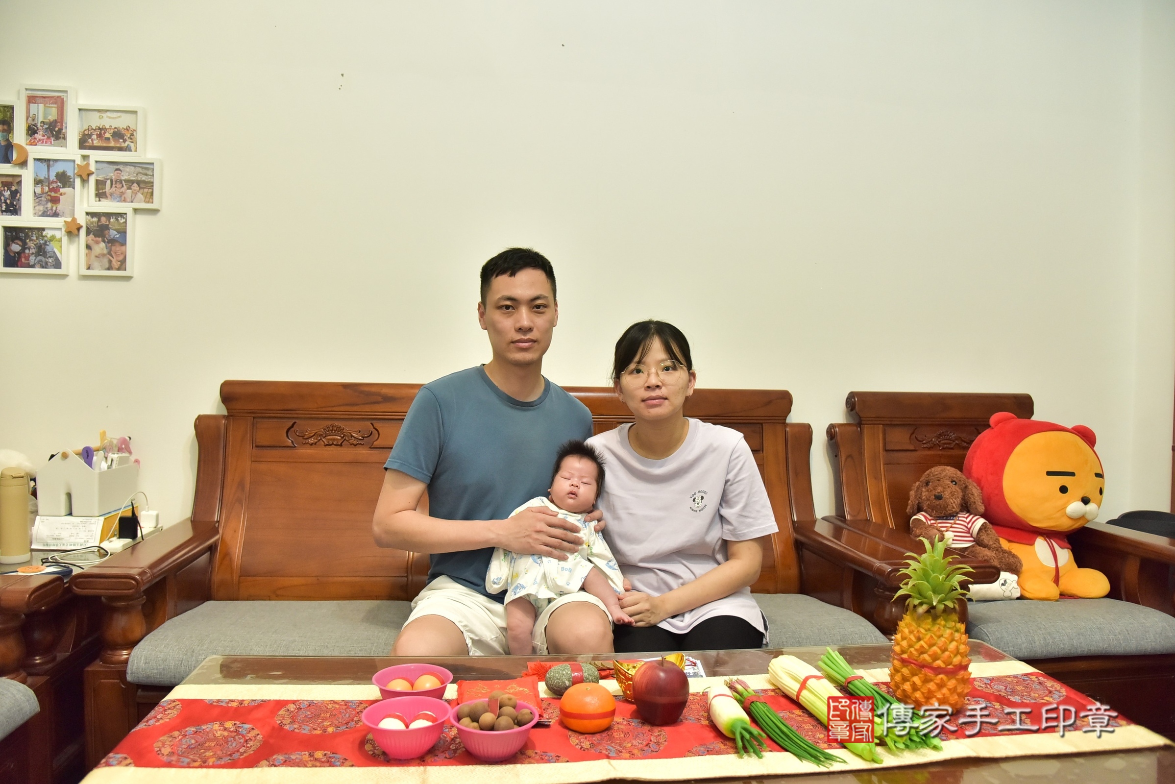 小妤寶寶(宜蘭縣蘇澳鎮到府嬰兒小妤寶寶滿月剃頭理髮、到府嬰兒剃胎毛儀式吉祥話)。到府剃頭剃胎毛主持、專業拍照、證書。★購買「臍帶章、肚臍章、胎毛筆刷印章」贈送：剃頭、收涎、抓周，三選一。2025.6.3，照片2