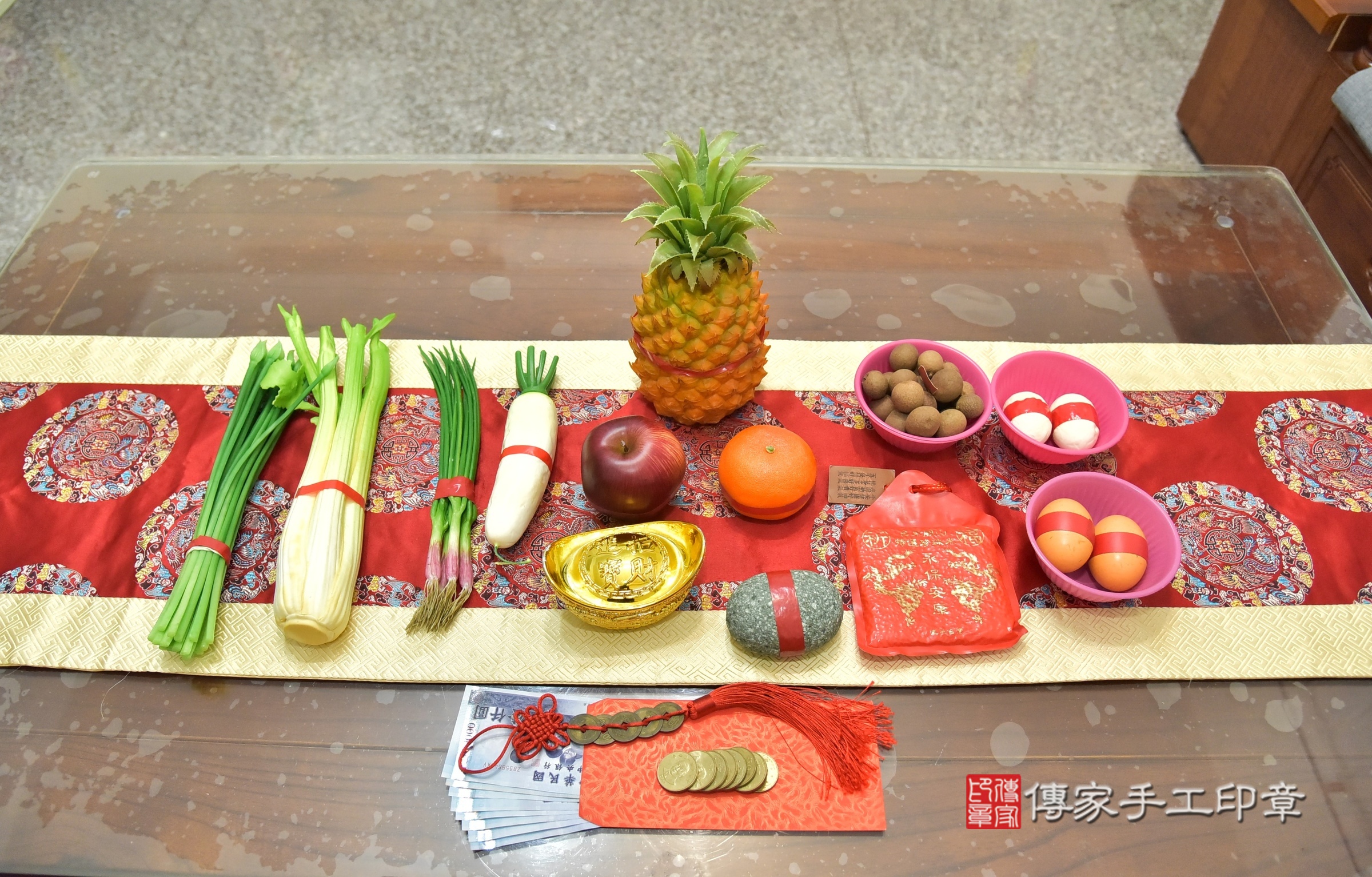 小妤寶寶(宜蘭縣蘇澳鎮到府嬰兒小妤寶寶滿月剃頭理髮、到府嬰兒剃胎毛儀式吉祥話)。到府剃頭剃胎毛主持、專業拍照、證書。★購買「臍帶章、肚臍章、胎毛筆刷印章」贈送：剃頭、收涎、抓周，三選一。2025.6.3，照片3