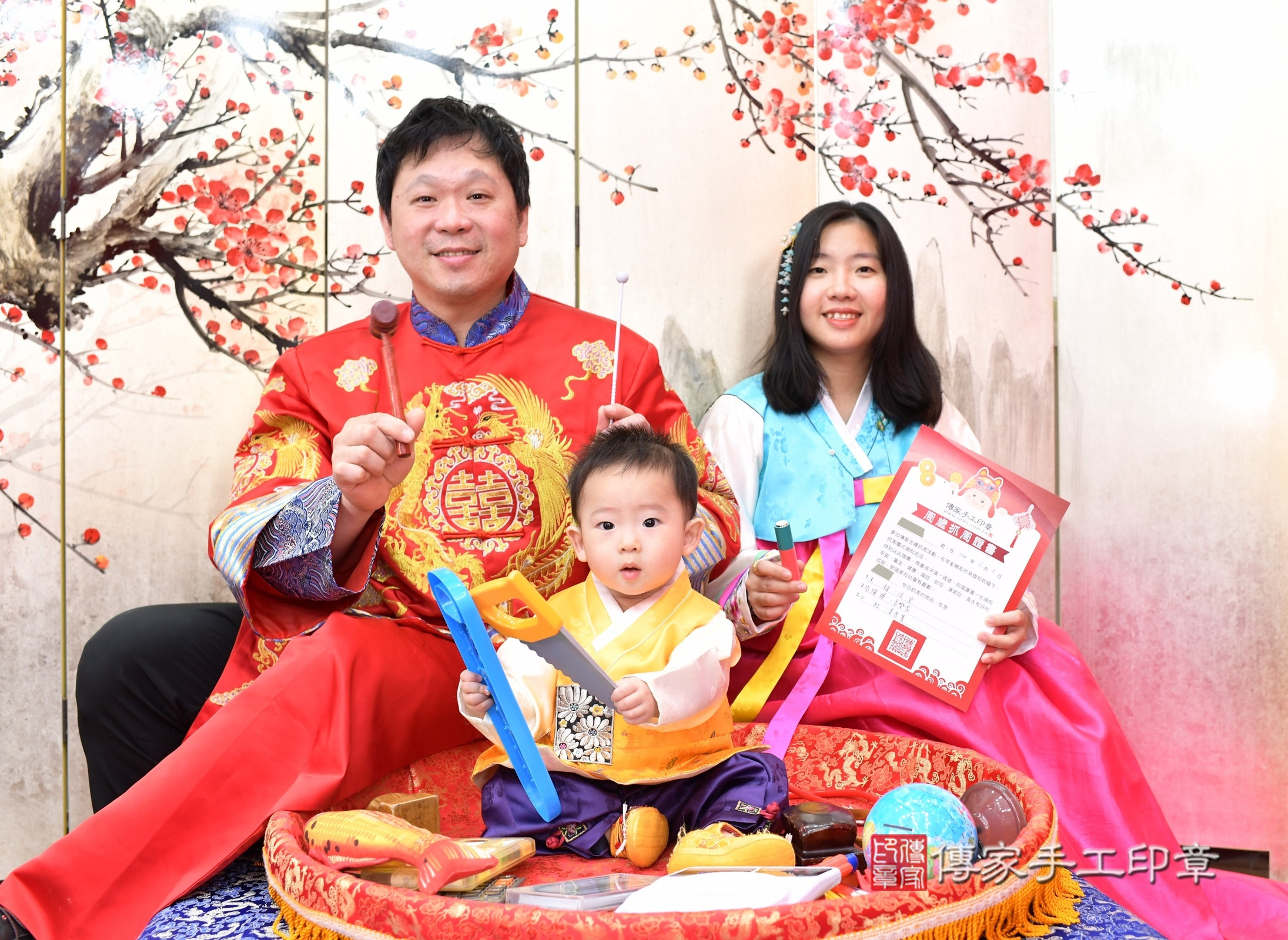 新北市永和區小勛寶寶抓周推薦：傳家新北店抓周度脺中國風會場，嬰兒古禮抓周流程儀式吉祥話、抓周道具物品24種、拍照。抓周證書。2025.6.1，照片21