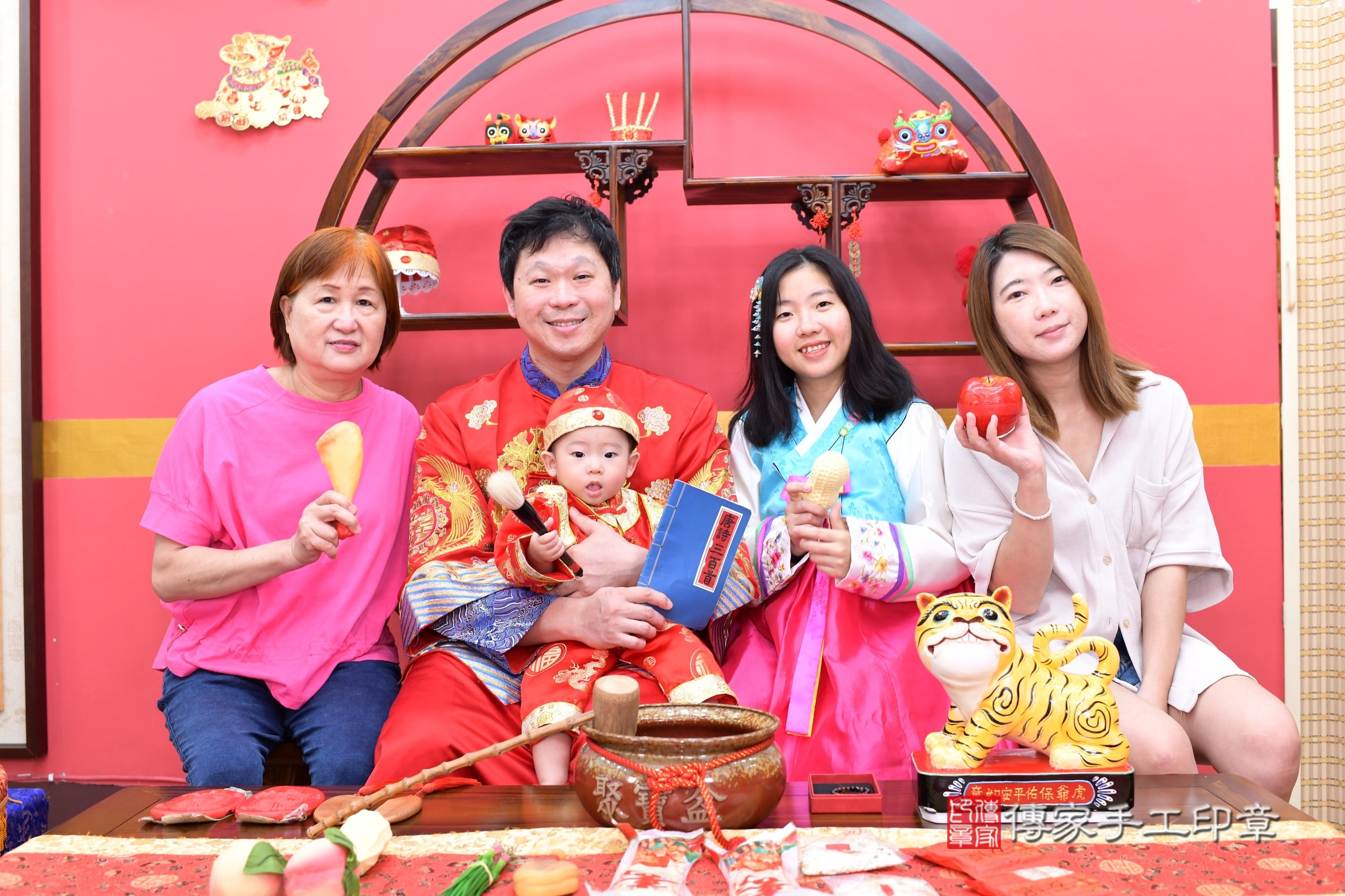新北市永和區小勛寶寶抓周推薦：傳家新北店抓周度脺中國風會場，嬰兒古禮抓周流程儀式吉祥話、抓周道具物品24種、拍照。抓周證書。2025.6.1，照片17