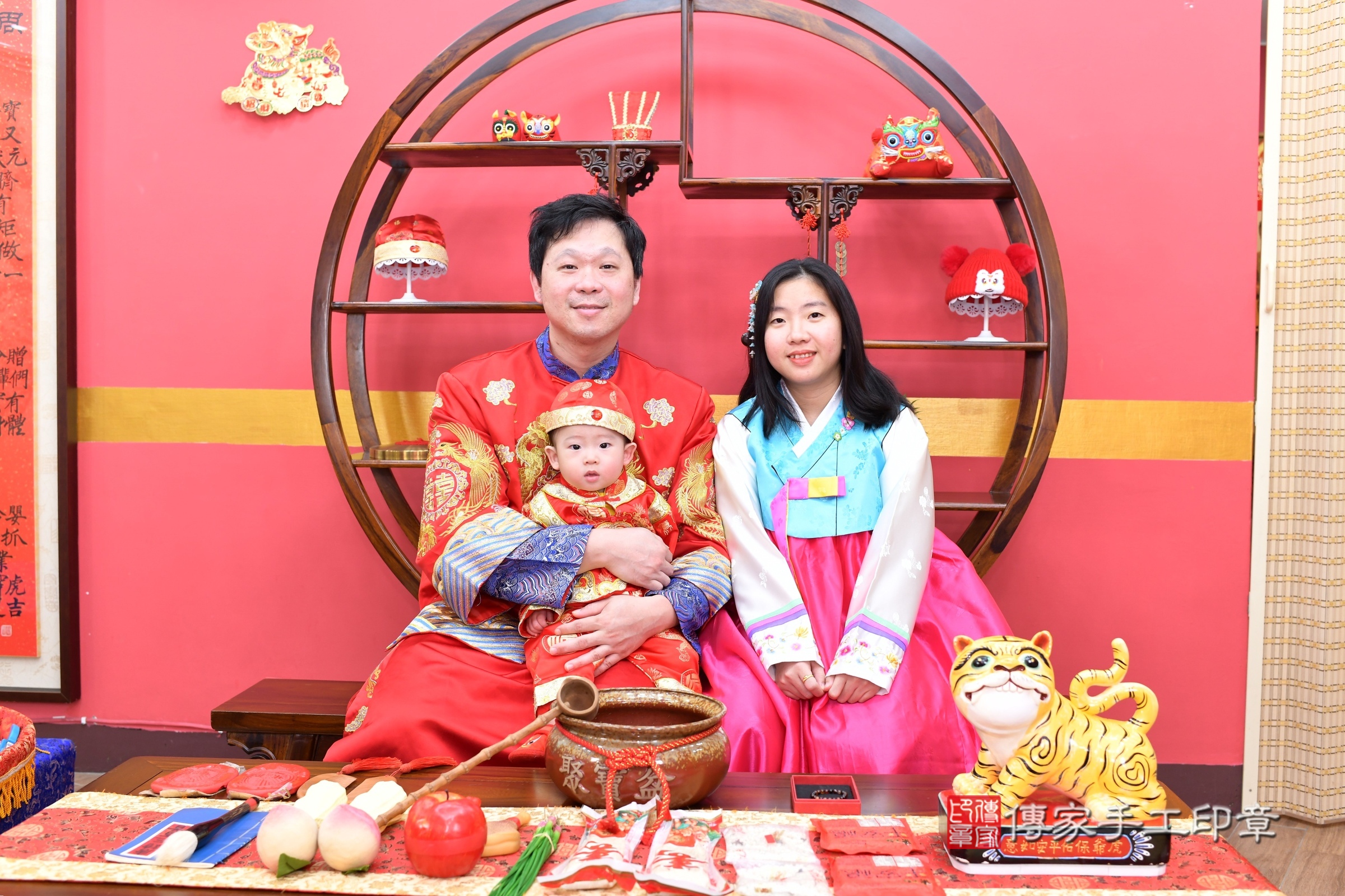 新北市永和區小勛寶寶抓周推薦：傳家新北店抓周度脺中國風會場，嬰兒古禮抓周流程儀式吉祥話、抓周道具物品24種、拍照。抓周證書。2025.6.1，照片2