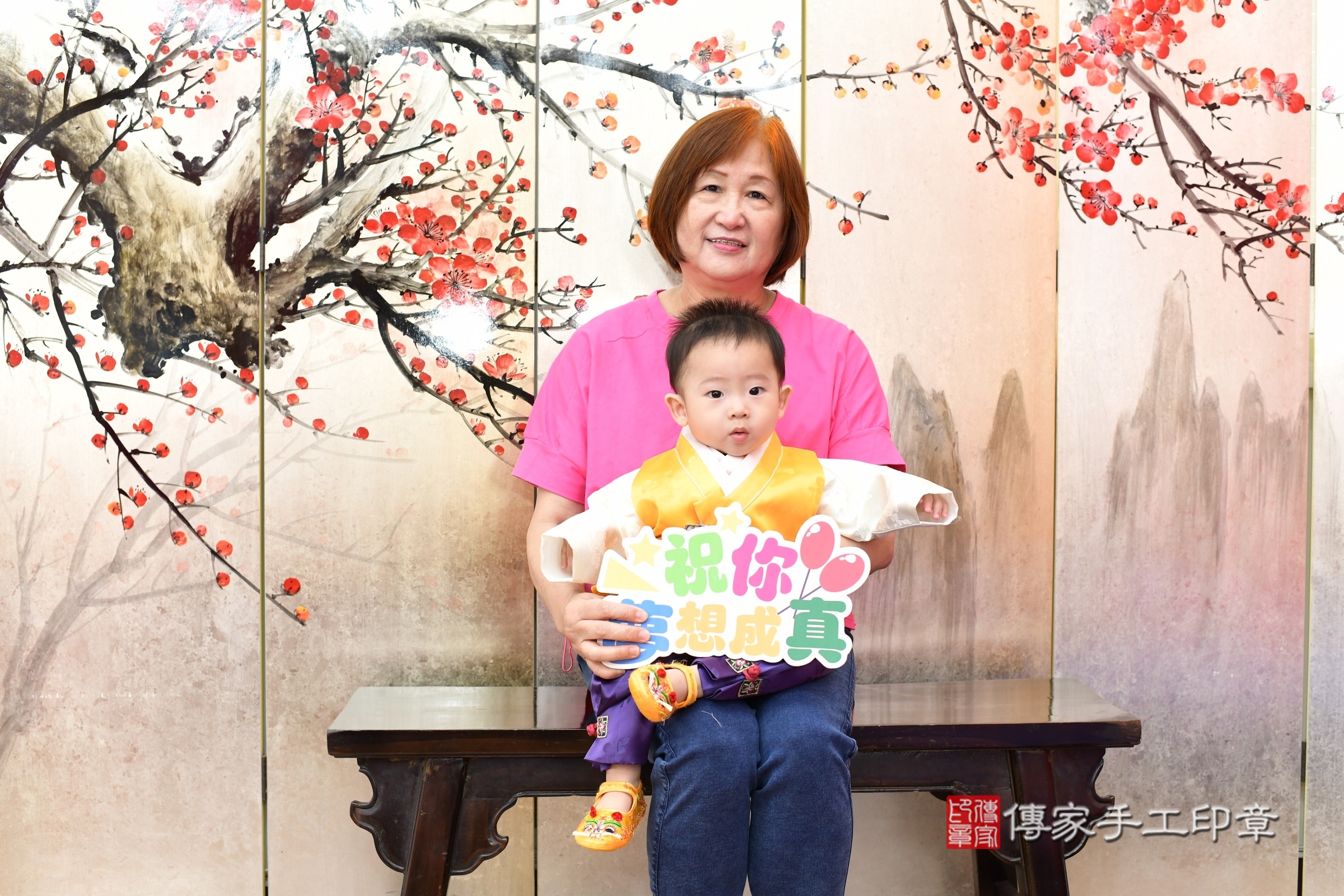 新北市永和區小勛寶寶抓周推薦：傳家新北店抓周度脺中國風會場，嬰兒古禮抓周流程儀式吉祥話、抓周道具物品24種、拍照。抓周證書。2025.6.1，照片6