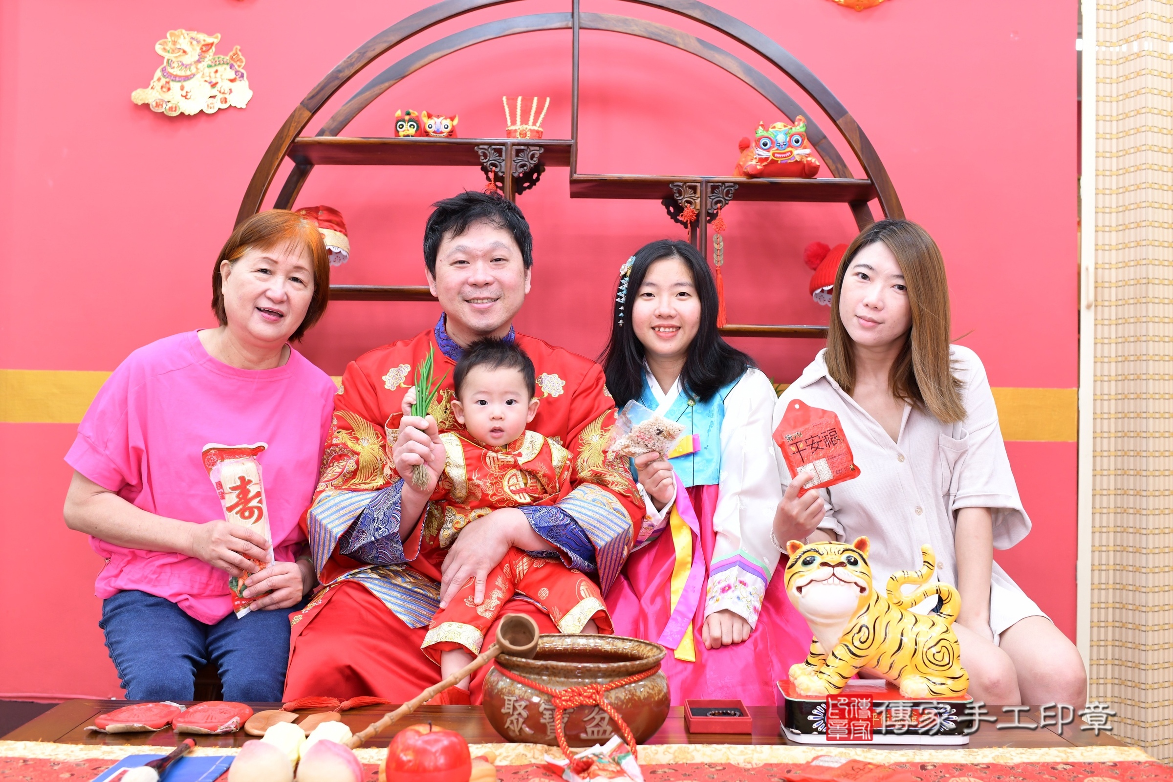 新北市永和區小勛寶寶抓周推薦：傳家新北店抓周度脺中國風會場，嬰兒古禮抓周流程儀式吉祥話、抓周道具物品24種、拍照。抓周證書。2025.6.1，照片16