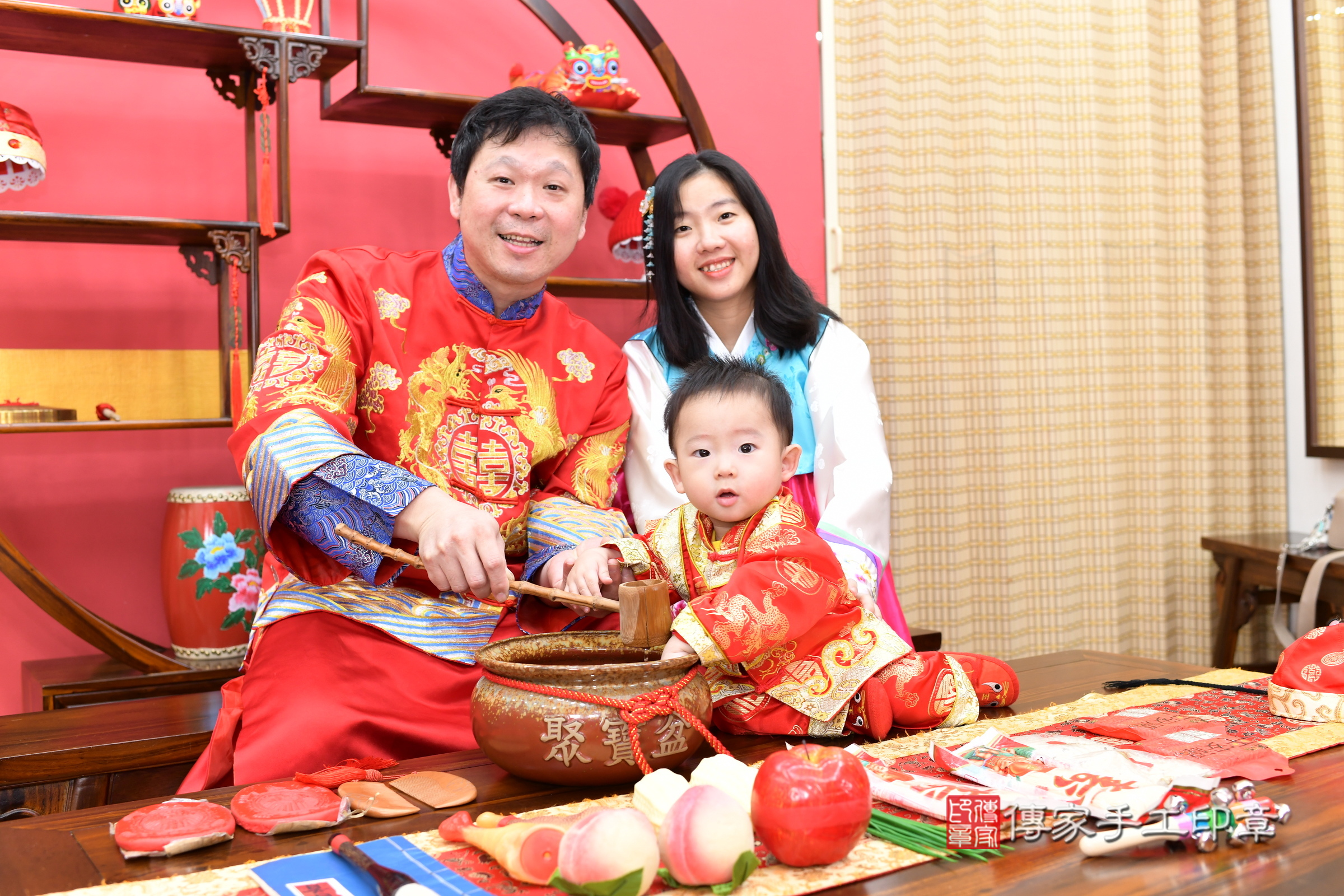新北市永和區小勛寶寶抓周推薦：傳家新北店抓周度脺中國風會場，嬰兒古禮抓周流程儀式吉祥話、抓周道具物品24種、拍照。抓周證書。2025.6.1，照片13