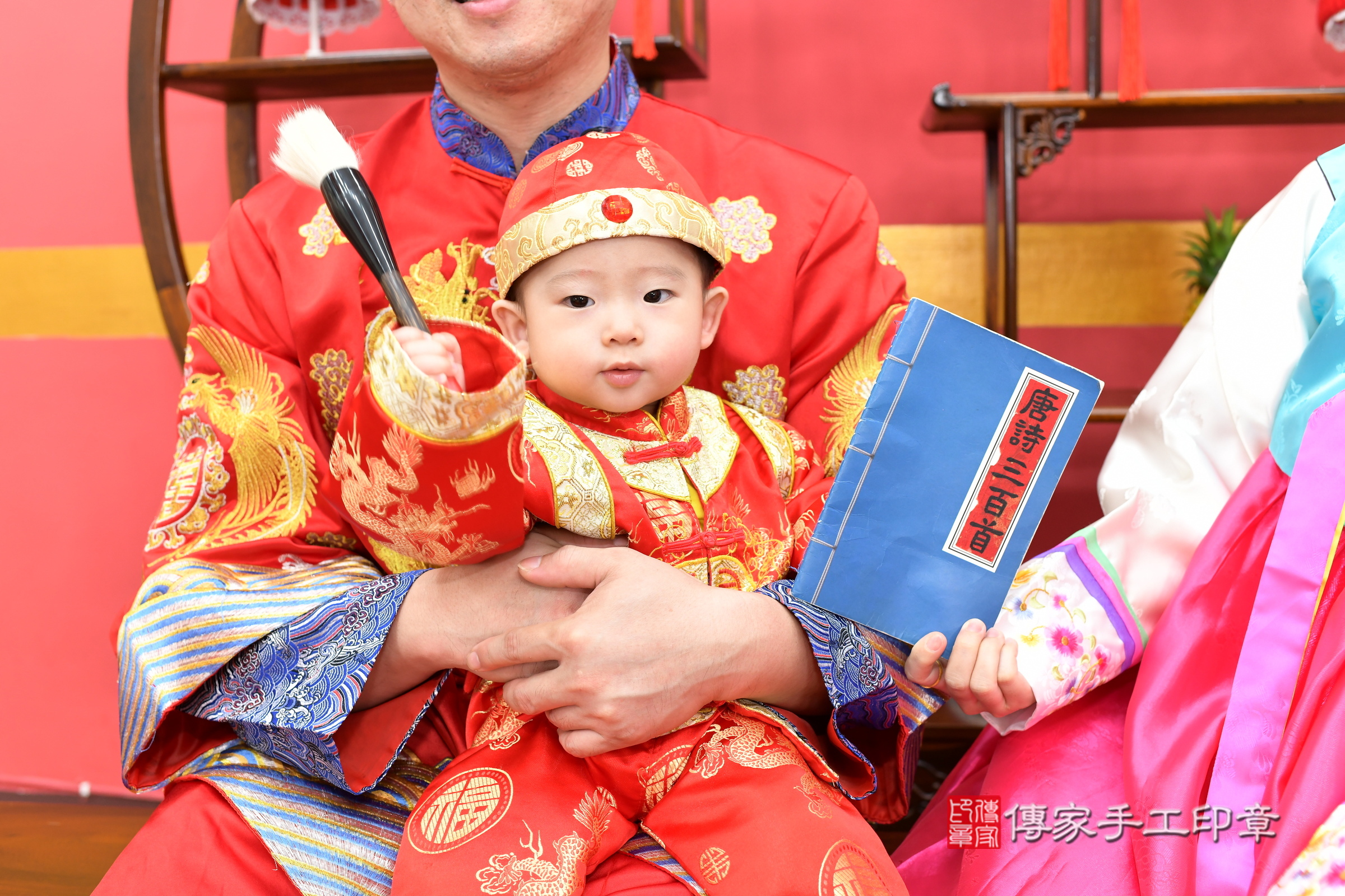 新北市永和區小勛寶寶抓周推薦：傳家新北店抓周度脺中國風會場，嬰兒古禮抓周流程儀式吉祥話、抓周道具物品24種、拍照。抓周證書。2025.6.1，照片14