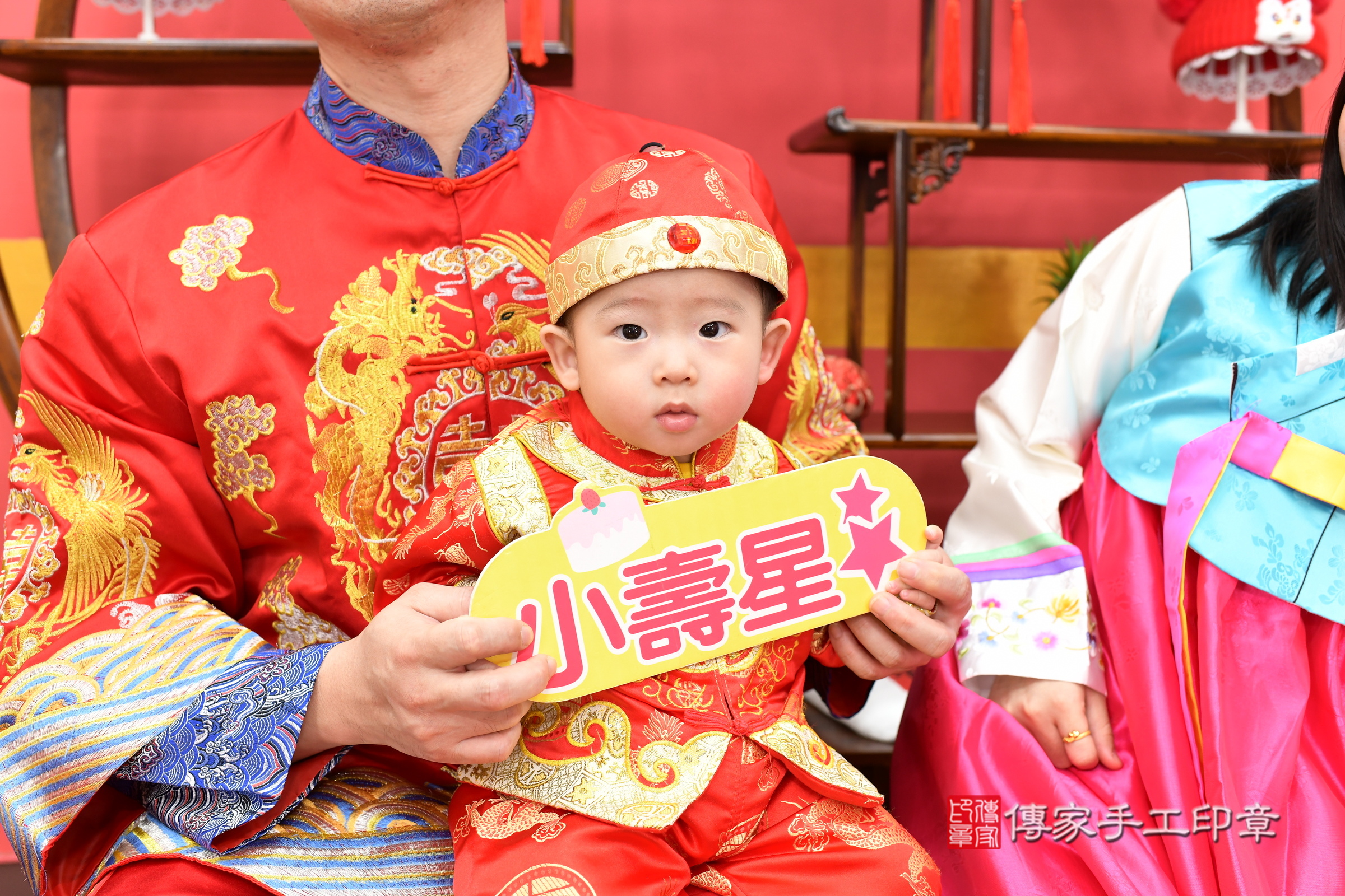 新北市永和區小勛寶寶抓周推薦：傳家新北店抓周度脺中國風會場，嬰兒古禮抓周流程儀式吉祥話、抓周道具物品24種、拍照。抓周證書。2025.6.1，照片3