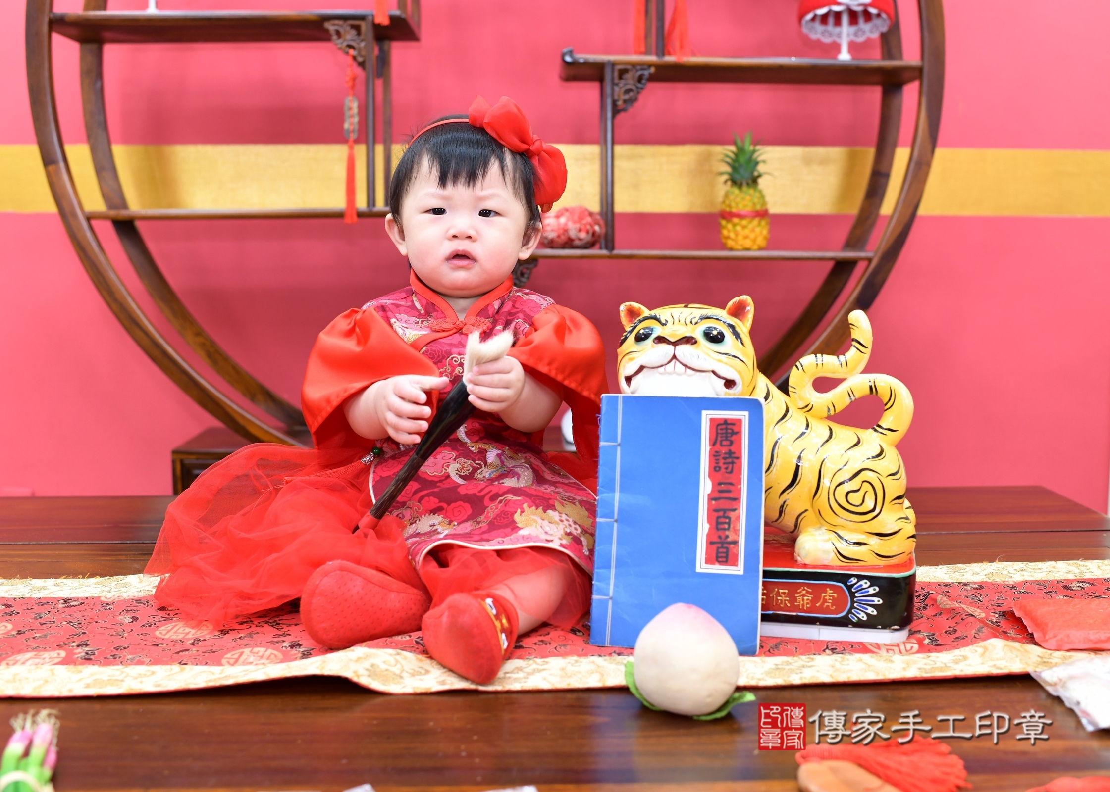 新北市永和區小頡寶寶抓周推薦：傳家新北店抓周度脺中國風會場，嬰兒古禮抓周流程儀式吉祥話、抓周道具物品24種、拍照。抓周證書。2025.6.1，照片15