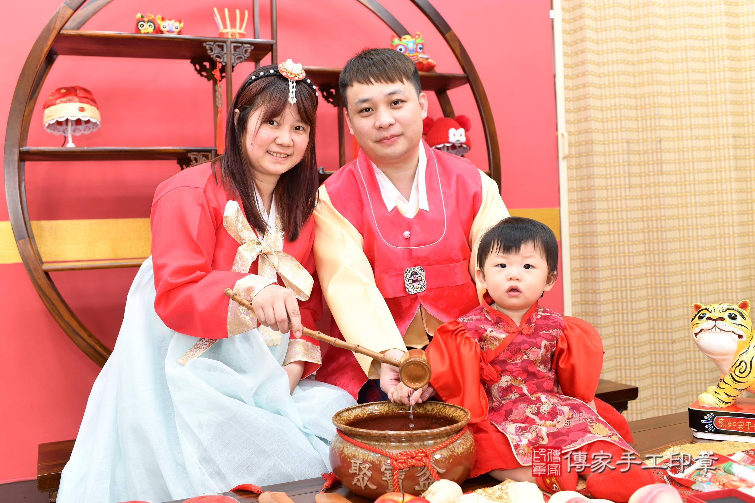 新北市永和區小頡寶寶抓周推薦：傳家新北店抓周度脺中國風會場，嬰兒古禮抓周流程儀式吉祥話、抓周道具物品24種、拍照。抓周證書。2025.6.1，照片12