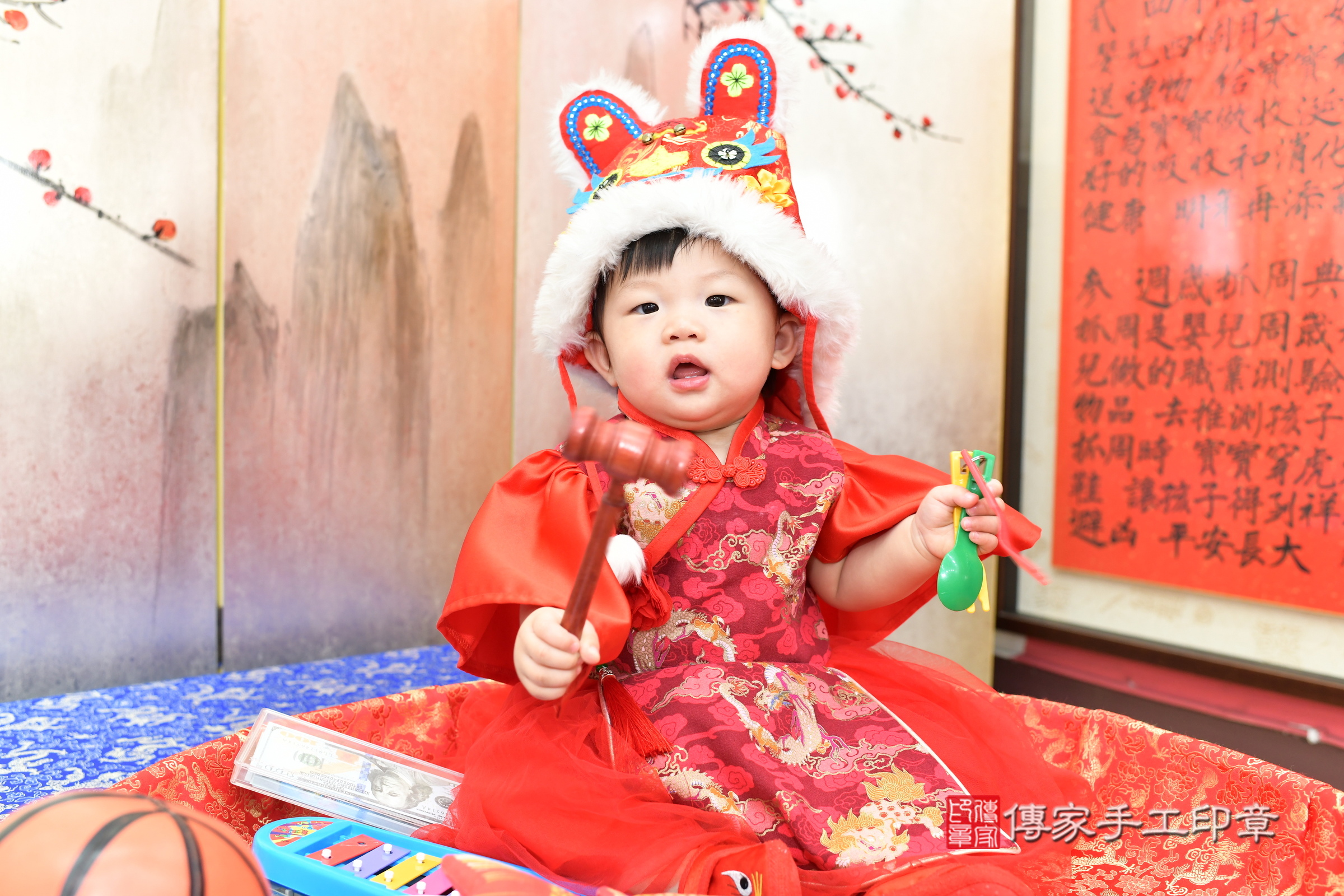新北市永和區小頡寶寶抓周推薦：傳家新北店抓周度脺中國風會場，嬰兒古禮抓周流程儀式吉祥話、抓周道具物品24種、拍照。抓周證書。2025.6.1，照片7