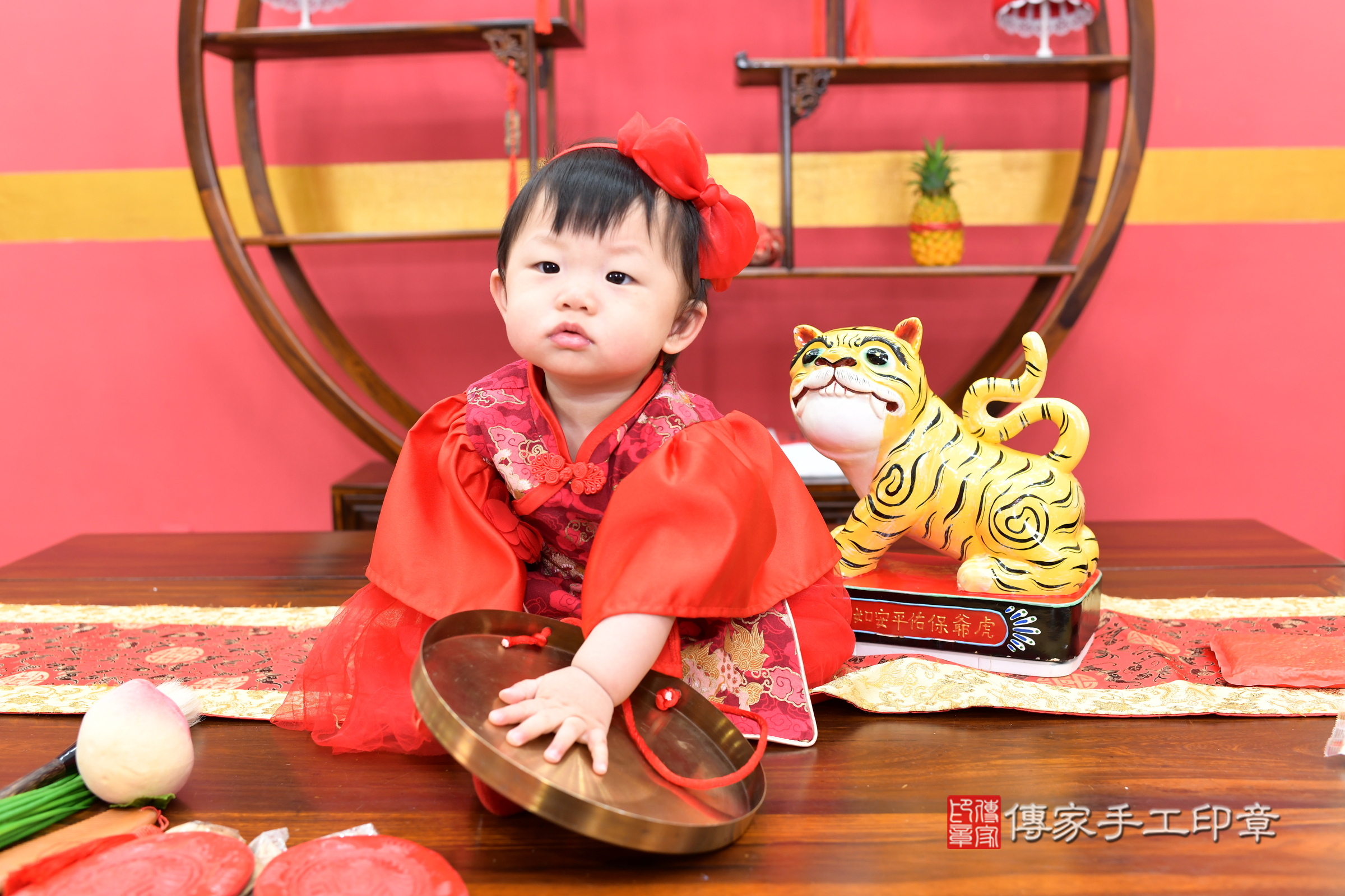 新北市永和區小頡寶寶抓周推薦：傳家新北店抓周度脺中國風會場，嬰兒古禮抓周流程儀式吉祥話、抓周道具物品24種、拍照。抓周證書。2025.6.1，照片18