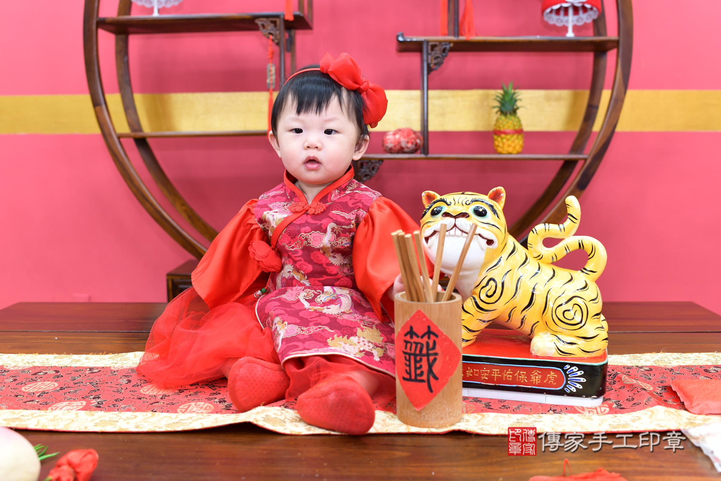 新北市永和區小頡寶寶抓周推薦：傳家新北店抓周度脺中國風會場，嬰兒古禮抓周流程儀式吉祥話、抓周道具物品24種、拍照。抓周證書。2025.6.1，照片16