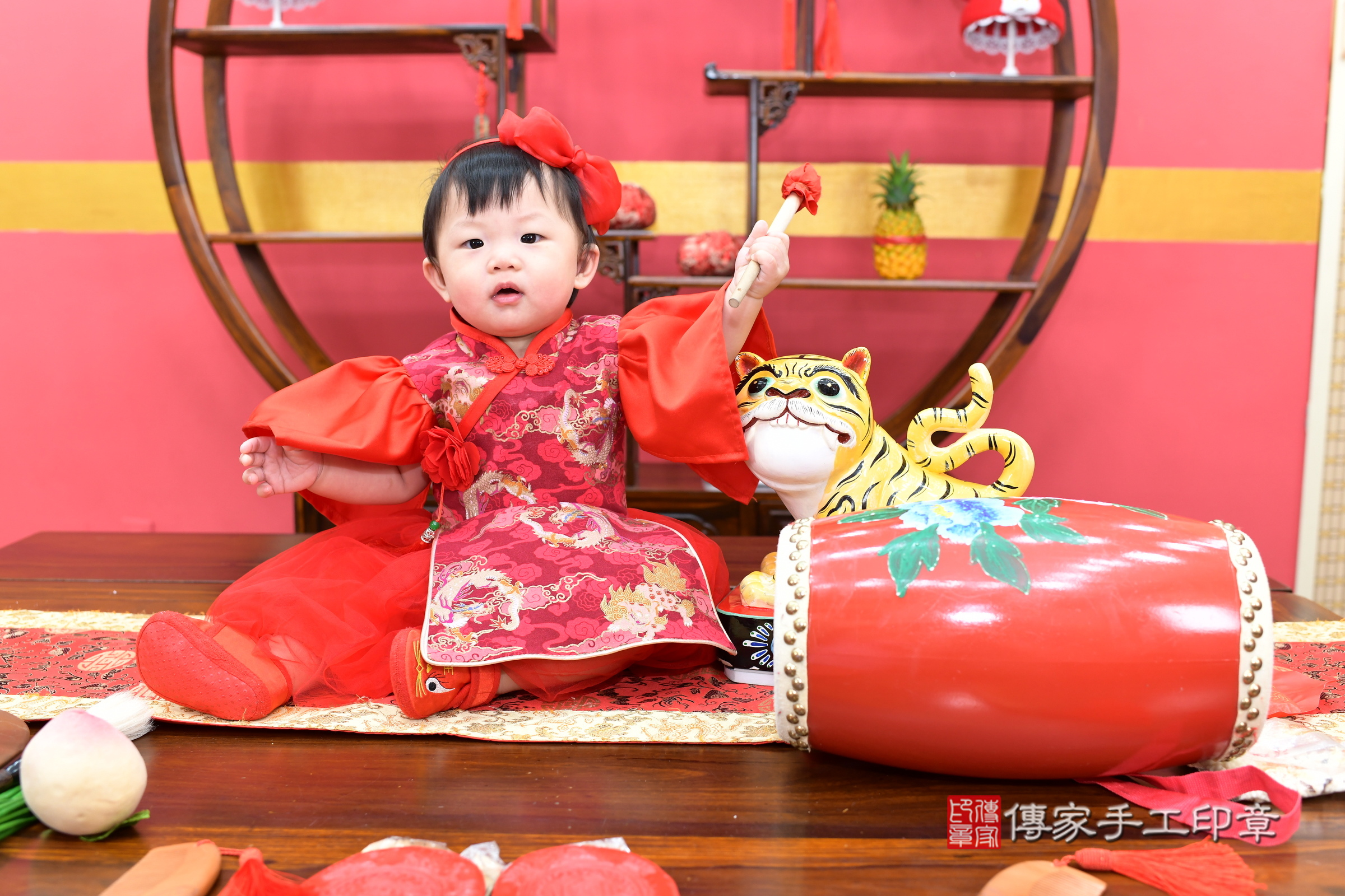 新北市永和區小頡寶寶抓周推薦：傳家新北店抓周度脺中國風會場，嬰兒古禮抓周流程儀式吉祥話、抓周道具物品24種、拍照。抓周證書。2025.6.1，照片17