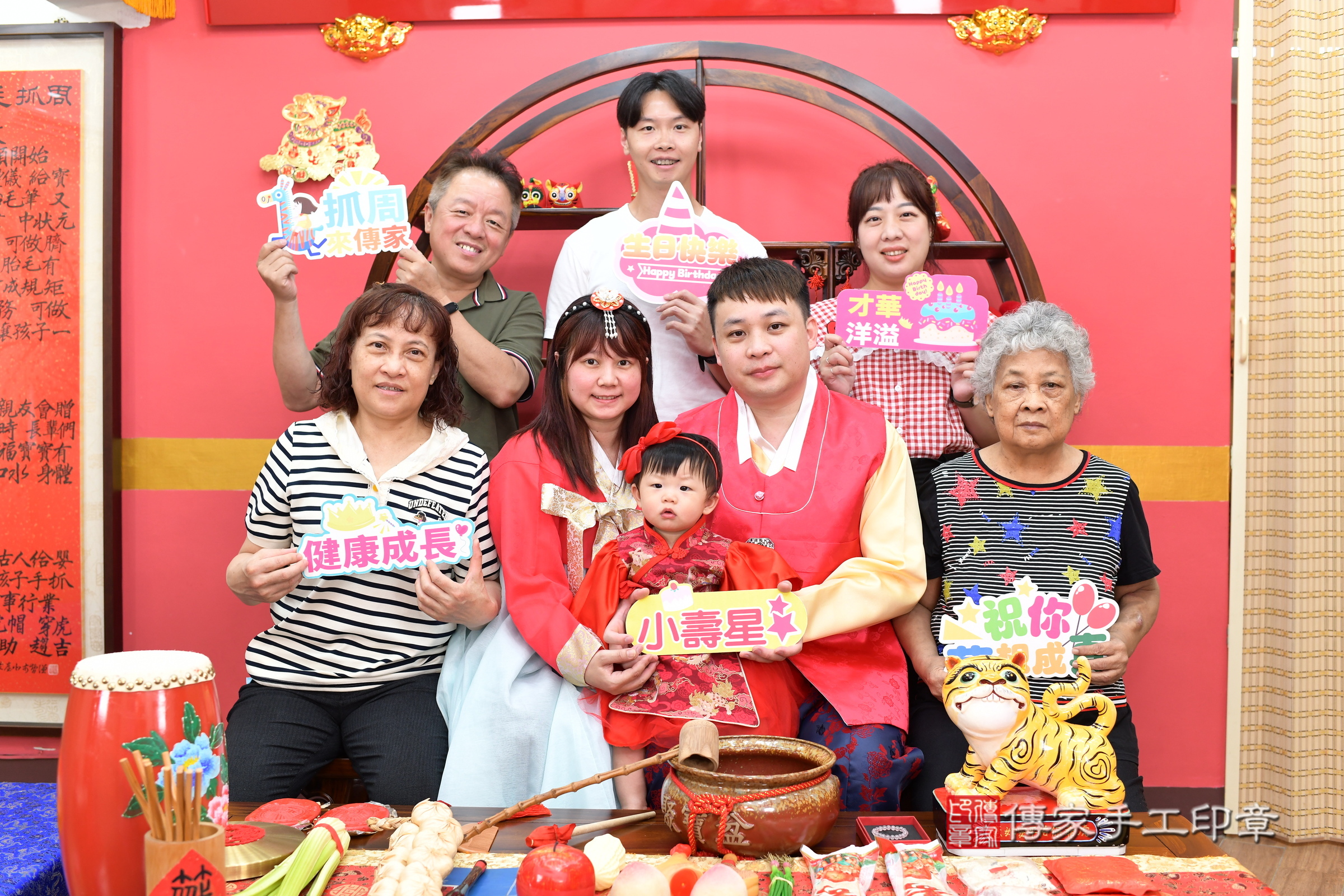 新北市永和區小頡寶寶抓周推薦：傳家新北店抓周度脺中國風會場，嬰兒古禮抓周流程儀式吉祥話、抓周道具物品24種、拍照。抓周證書。2025.6.1，照片23