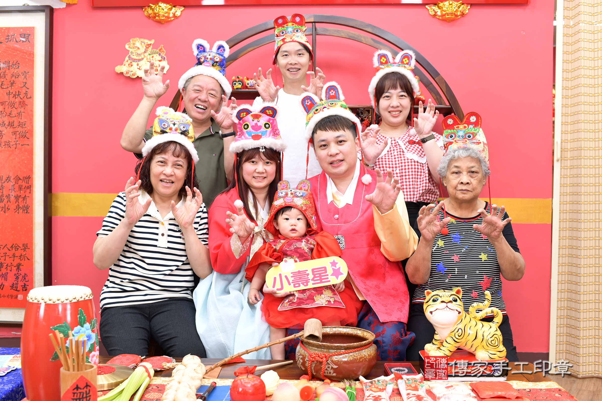 新北市永和區小頡寶寶抓周推薦：傳家新北店抓周度脺中國風會場，嬰兒古禮抓周流程儀式吉祥話、抓周道具物品24種、拍照。抓周證書。2025.6.1，照片22