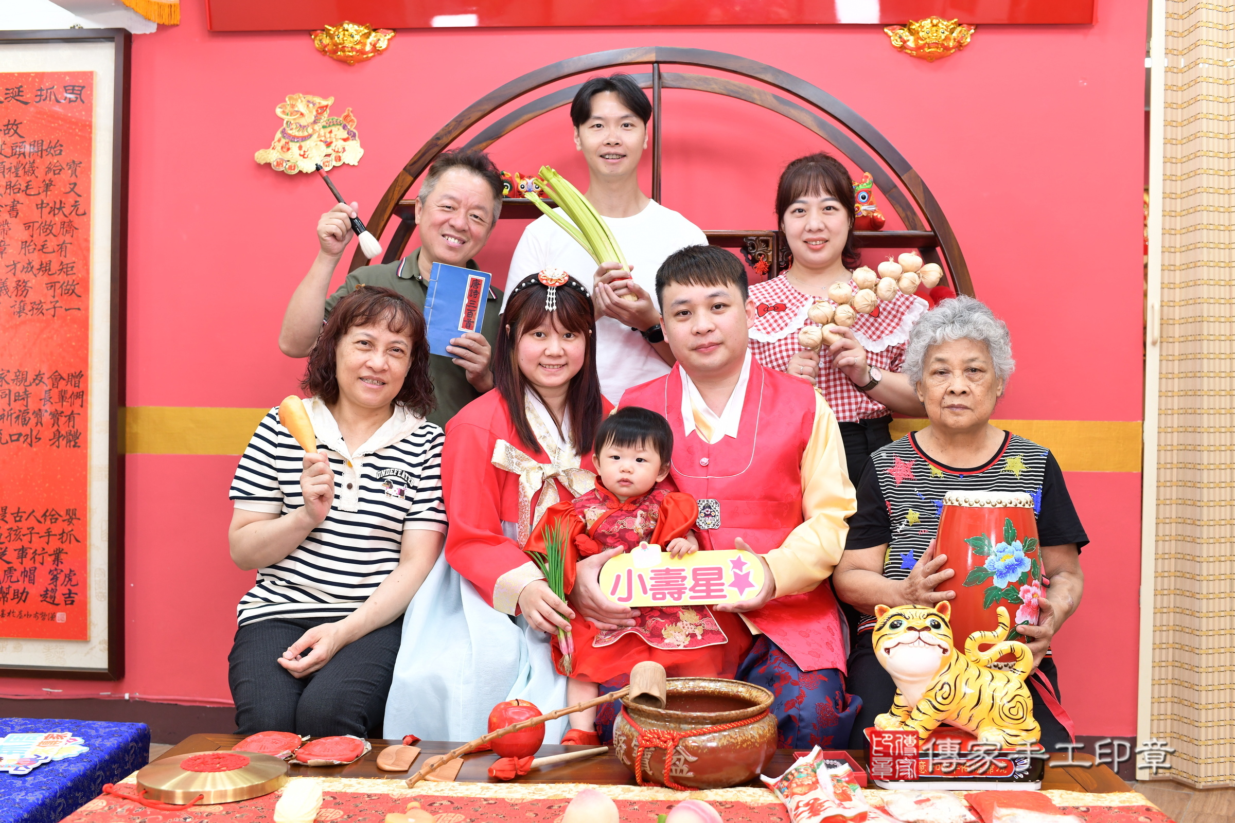 新北市永和區小頡寶寶抓周推薦：傳家新北店抓周度脺中國風會場，嬰兒古禮抓周流程儀式吉祥話、抓周道具物品24種、拍照。抓周證書。2025.6.1，照片20