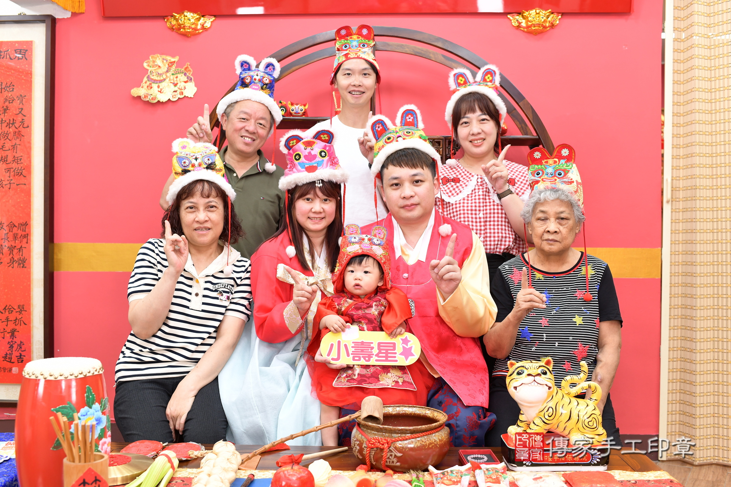 新北市永和區小頡寶寶抓周推薦：傳家新北店抓周度脺中國風會場，嬰兒古禮抓周流程儀式吉祥話、抓周道具物品24種、拍照。抓周證書。2025.6.1，照片21