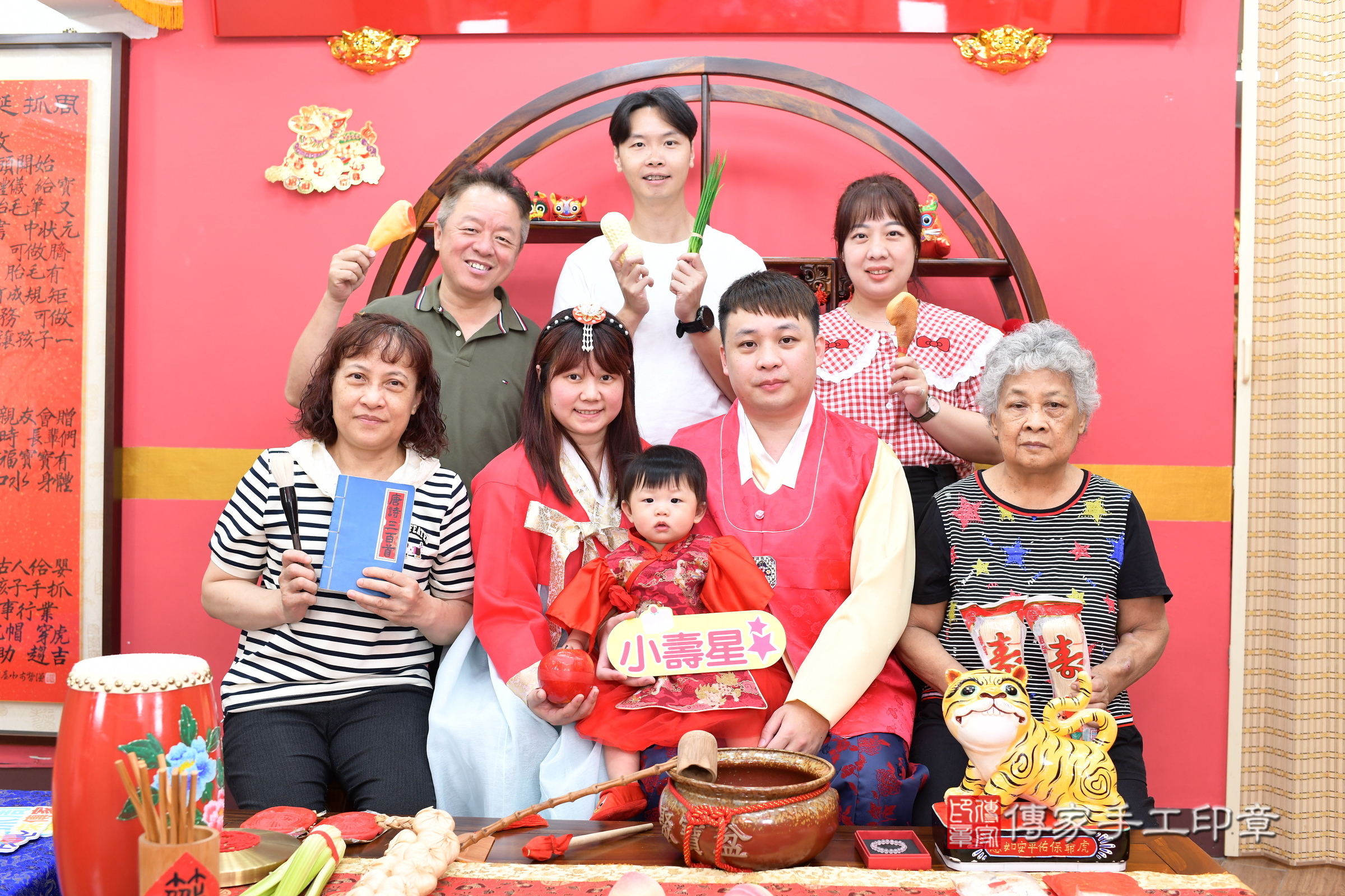 新北市永和區小頡寶寶抓周推薦：傳家新北店抓周度脺中國風會場，嬰兒古禮抓周流程儀式吉祥話、抓周道具物品24種、拍照。抓周證書。2025.6.1，照片19