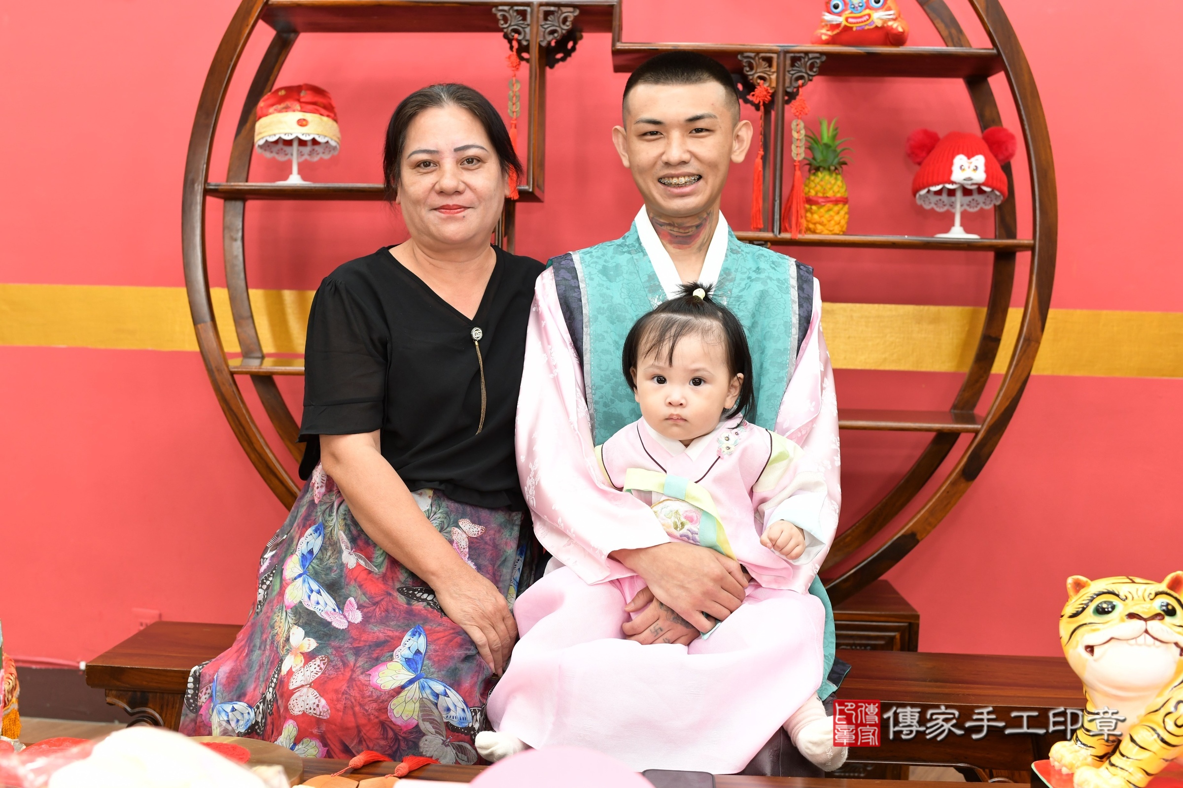新北市永和區霏霏寶寶抓周推薦：傳家新北店抓周度脺中國風會場，嬰兒古禮抓周流程儀式吉祥話、抓周道具物品24種、拍照。抓周證書。2025.6.4，照片5