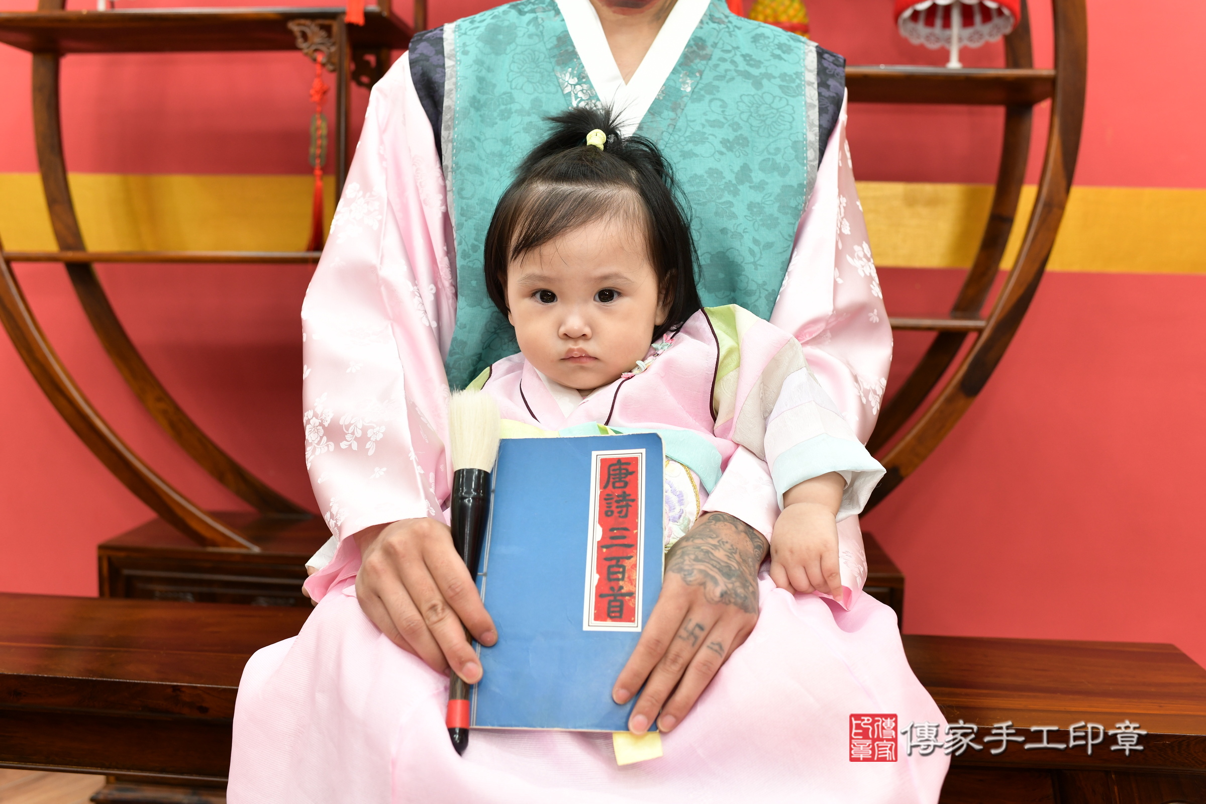 新北市永和區霏霏寶寶抓周推薦：傳家新北店抓周度脺中國風會場，嬰兒古禮抓周流程儀式吉祥話、抓周道具物品24種、拍照。抓周證書。2025.6.4，照片16
