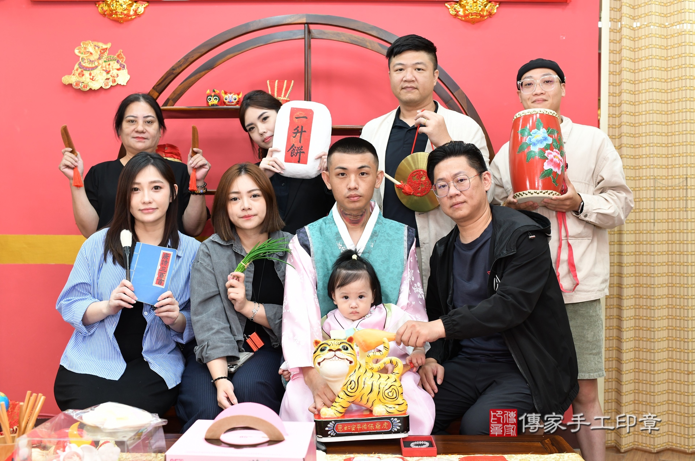 新北市永和區霏霏寶寶抓周推薦：傳家新北店抓周度脺中國風會場，嬰兒古禮抓周流程儀式吉祥話、抓周道具物品24種、拍照。抓周證書。2025.6.4，照片20