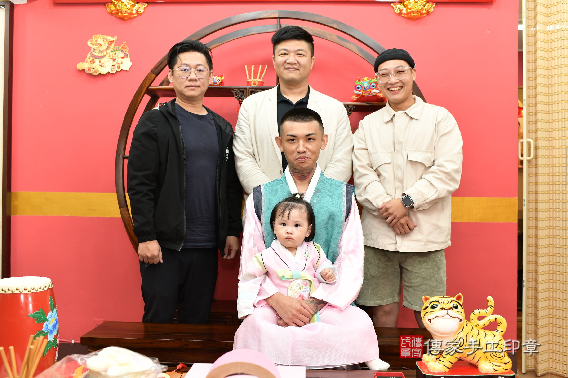 新北市永和區霏霏寶寶抓周推薦：傳家新北店抓周度脺中國風會場，嬰兒古禮抓周流程儀式吉祥話、抓周道具物品24種、拍照。抓周證書。2025.6.4，照片7