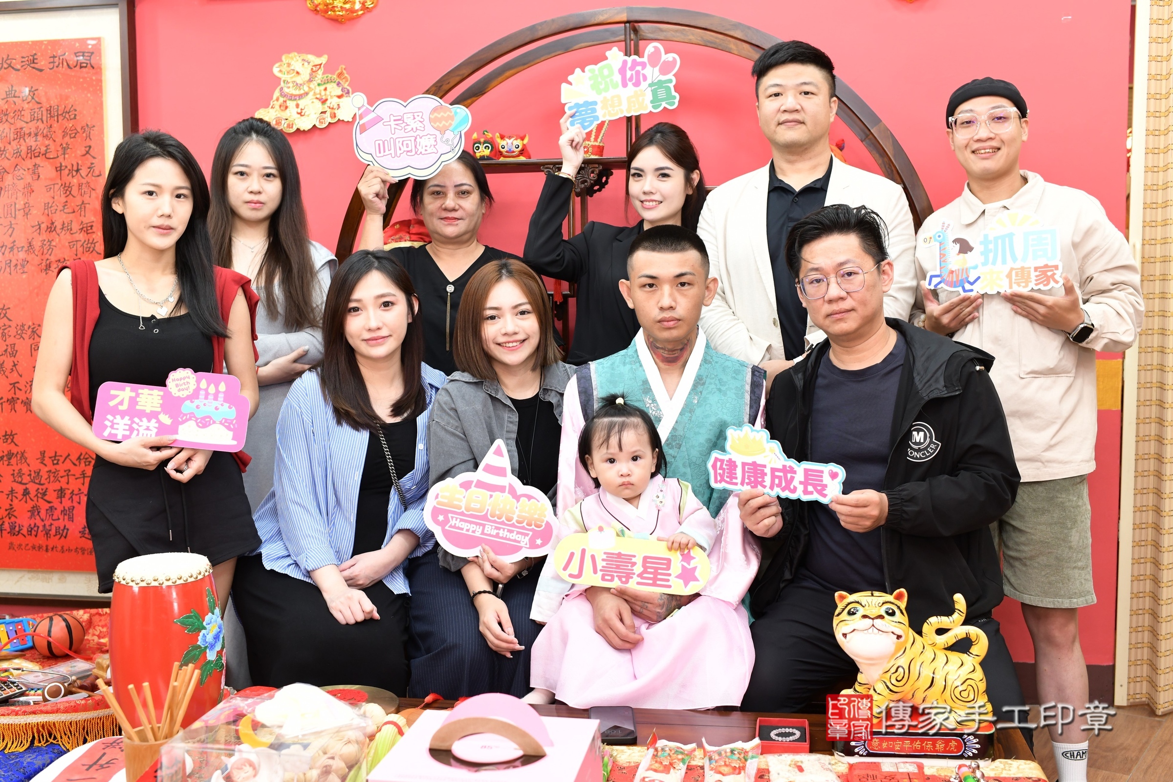 新北市永和區霏霏寶寶抓周推薦：傳家新北店抓周度脺中國風會場，嬰兒古禮抓周流程儀式吉祥話、抓周道具物品24種、拍照。抓周證書。2025.6.4，照片26