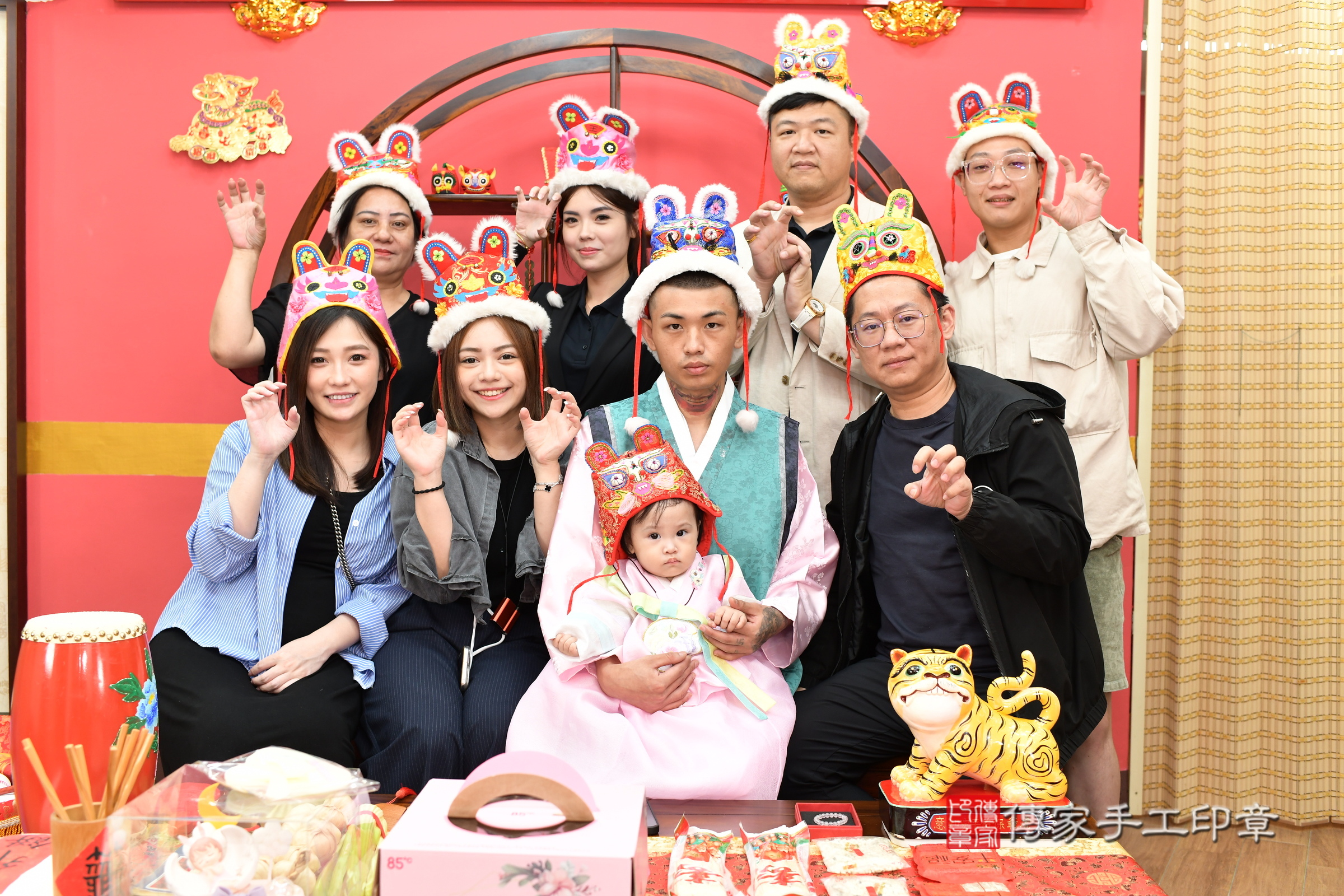 新北市永和區霏霏寶寶抓周推薦：傳家新北店抓周度脺中國風會場，嬰兒古禮抓周流程儀式吉祥話、抓周道具物品24種、拍照。抓周證書。2025.6.4，照片23