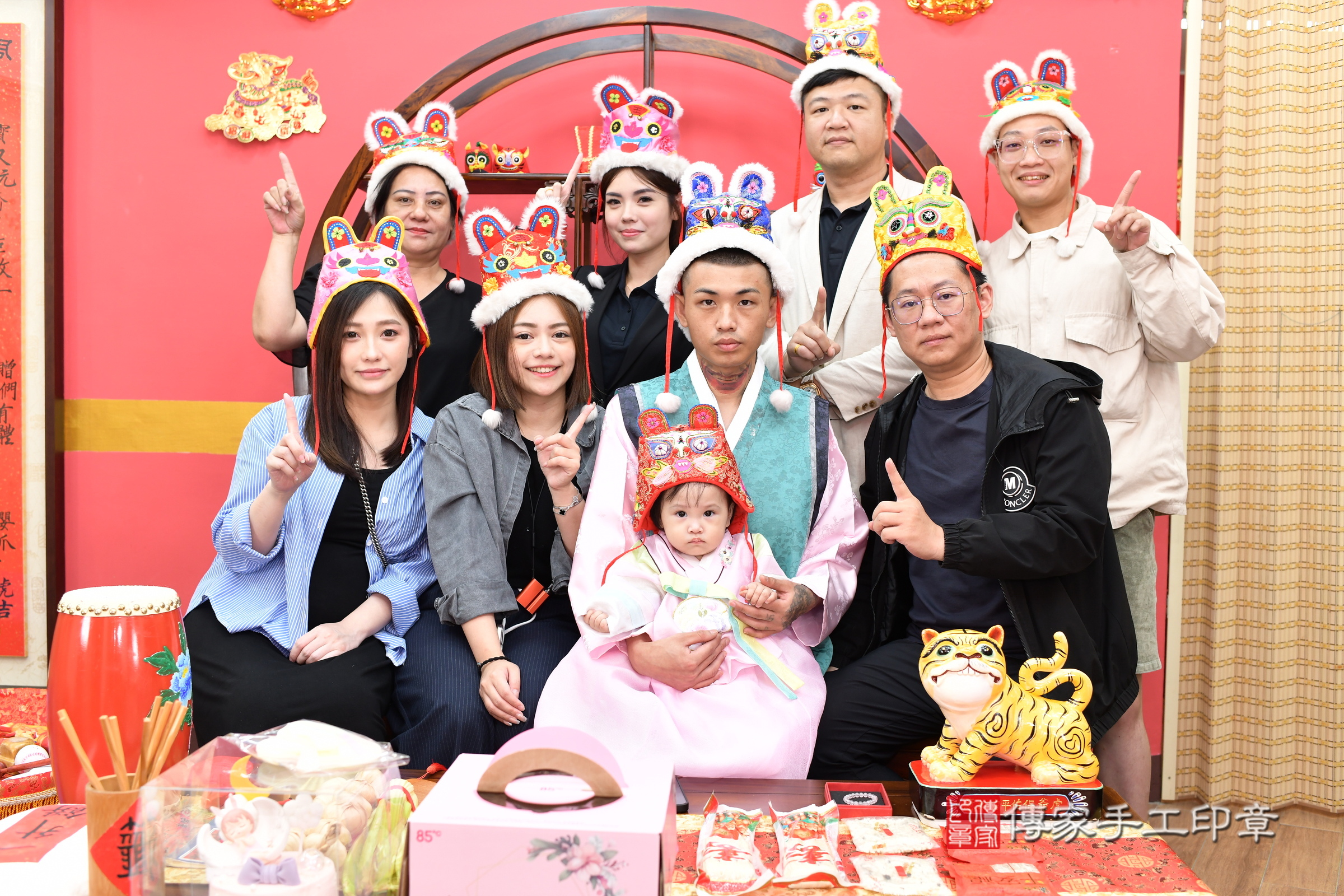 新北市永和區霏霏寶寶抓周推薦：傳家新北店抓周度脺中國風會場，嬰兒古禮抓周流程儀式吉祥話、抓周道具物品24種、拍照。抓周證書。2025.6.4，照片24