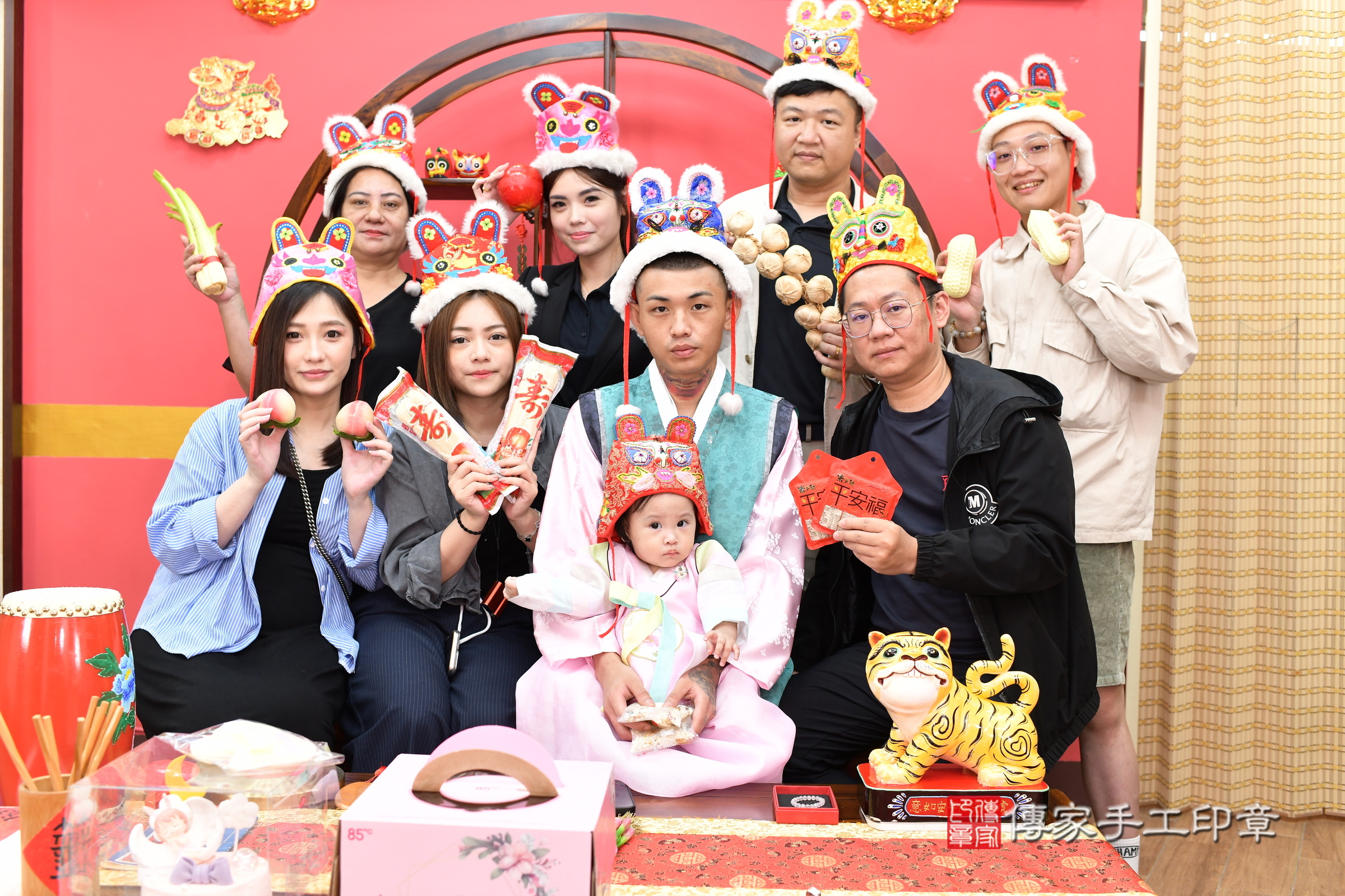 新北市永和區霏霏寶寶抓周推薦：傳家新北店抓周度脺中國風會場，嬰兒古禮抓周流程儀式吉祥話、抓周道具物品24種、拍照。抓周證書。2025.6.4，照片21
