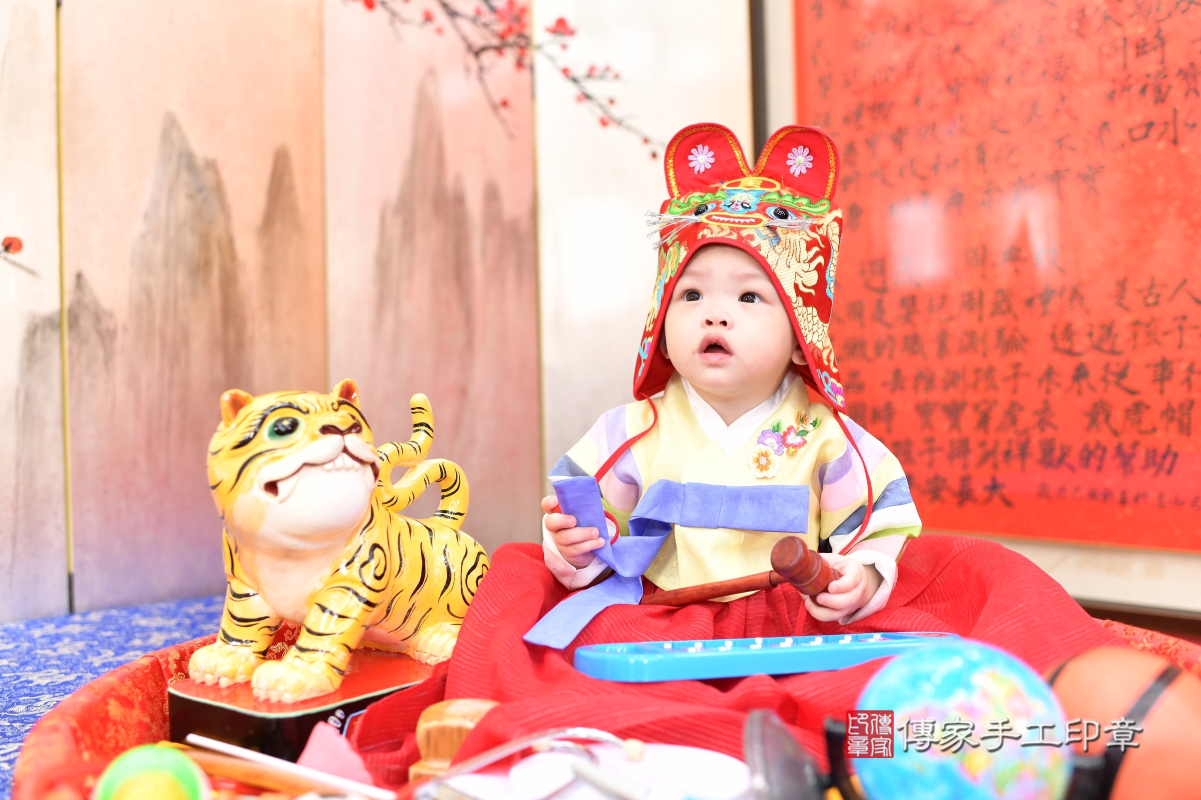 新北市永和區樂樂寶寶抓周推薦：傳家新北店抓周度脺中國風會場，嬰兒古禮抓周流程儀式吉祥話、抓周道具物品24種、拍照。抓周證書。2025.6.9，照片9