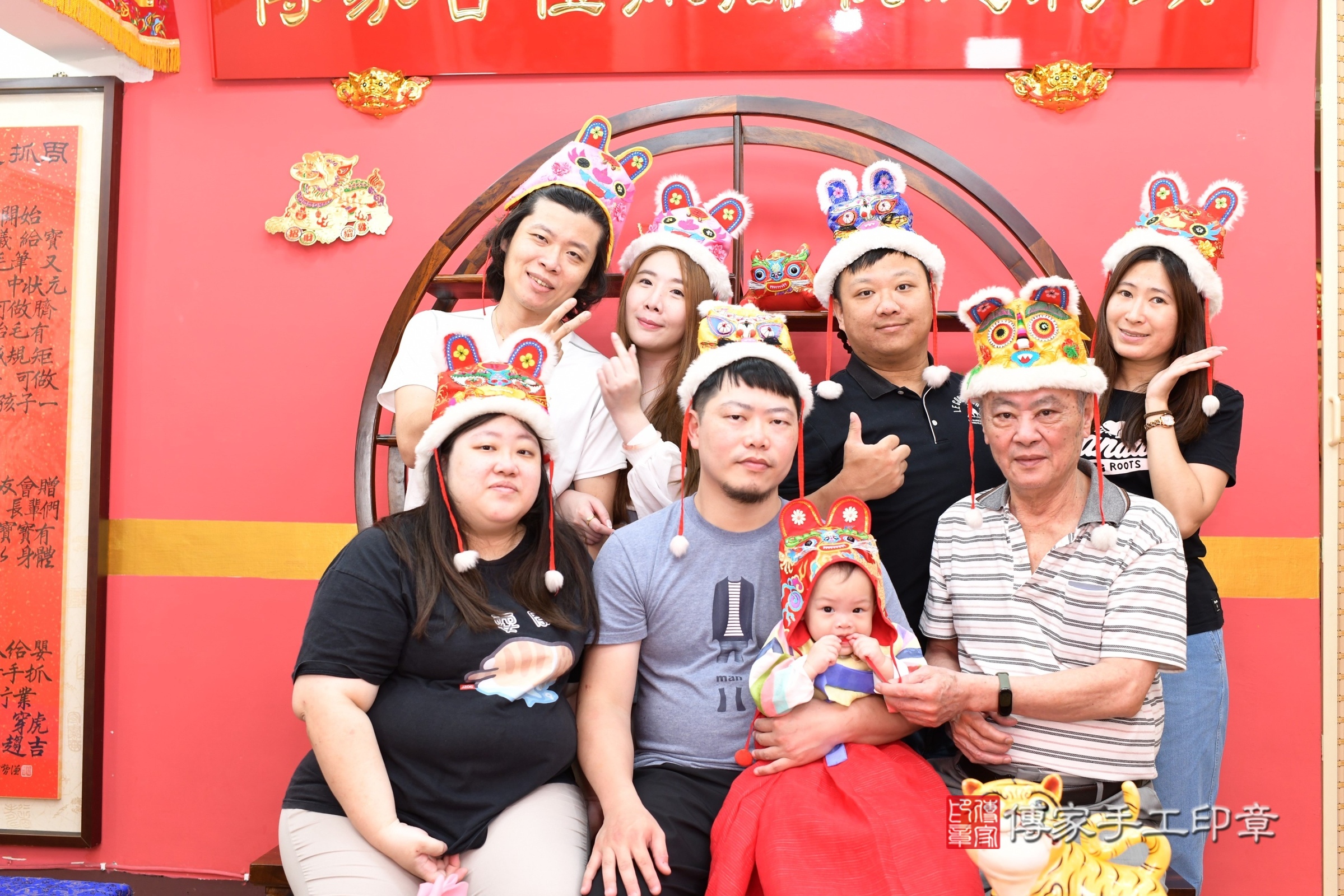 新北市永和區樂樂寶寶抓周推薦：傳家新北店抓周度脺中國風會場，嬰兒古禮抓周流程儀式吉祥話、抓周道具物品24種、拍照。抓周證書。2025.6.9，照片12