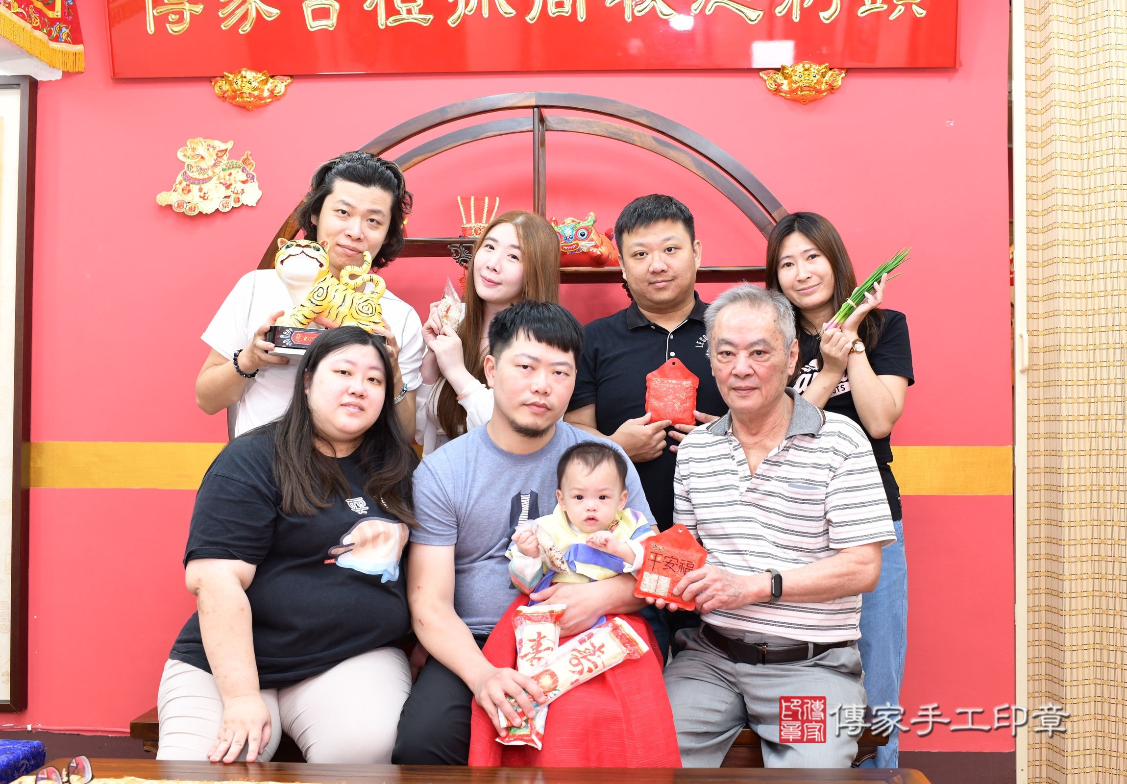 新北市永和區樂樂寶寶抓周推薦：傳家新北店抓周度脺中國風會場，嬰兒古禮抓周流程儀式吉祥話、抓周道具物品24種、拍照。抓周證書。2025.6.9，照片10