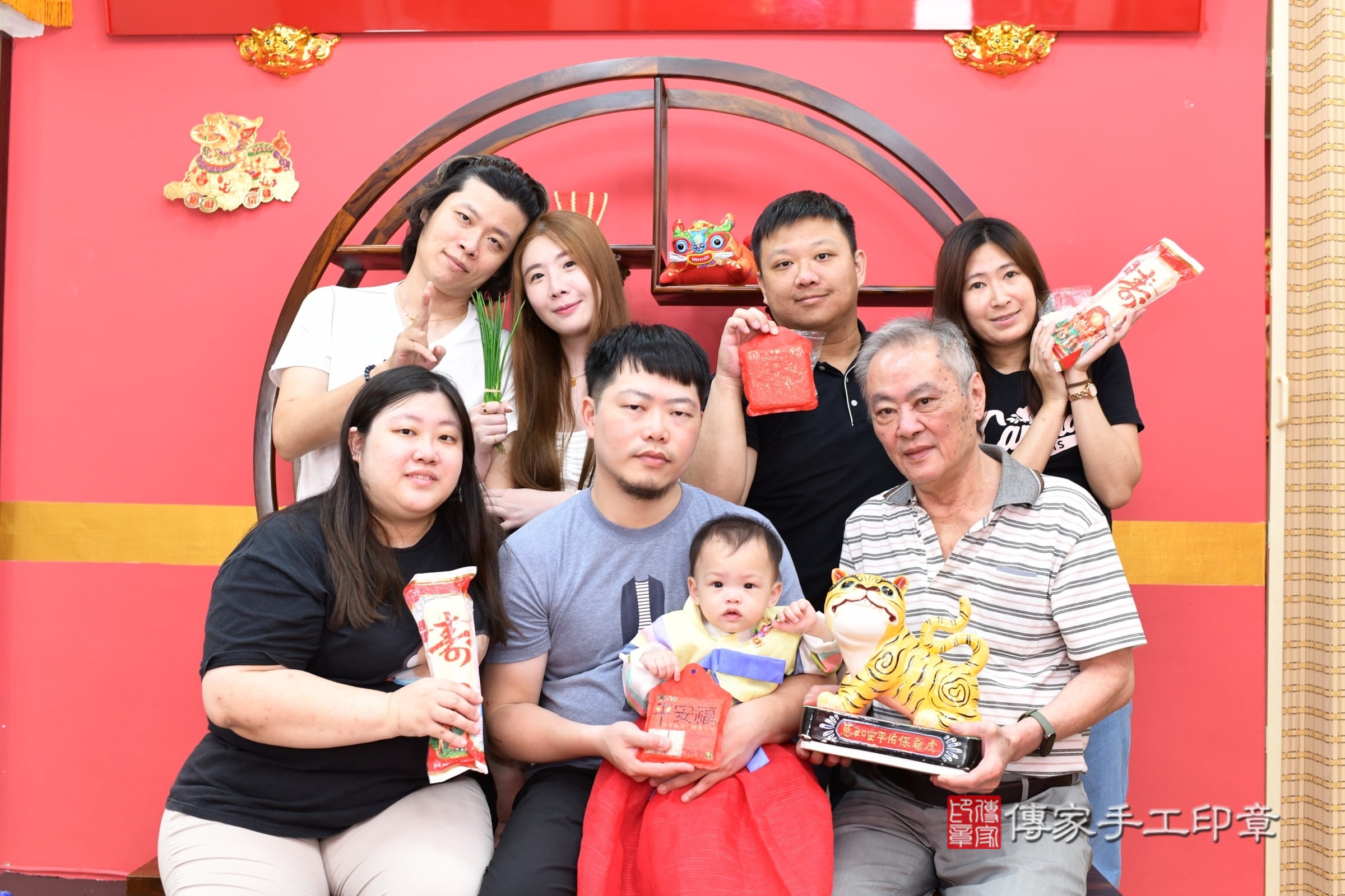 新北市永和區樂樂寶寶抓周推薦：傳家新北店抓周度脺中國風會場，嬰兒古禮抓周流程儀式吉祥話、抓周道具物品24種、拍照。抓周證書。2025.6.9，照片11