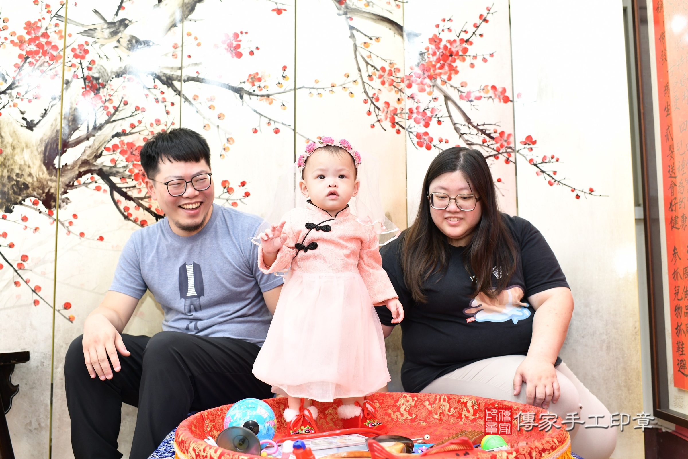 新北市永和區樂樂寶寶抓周推薦：傳家新北店抓周度脺中國風會場，嬰兒古禮抓周流程儀式吉祥話、抓周道具物品24種、拍照。抓周證書。2025.6.9，照片6