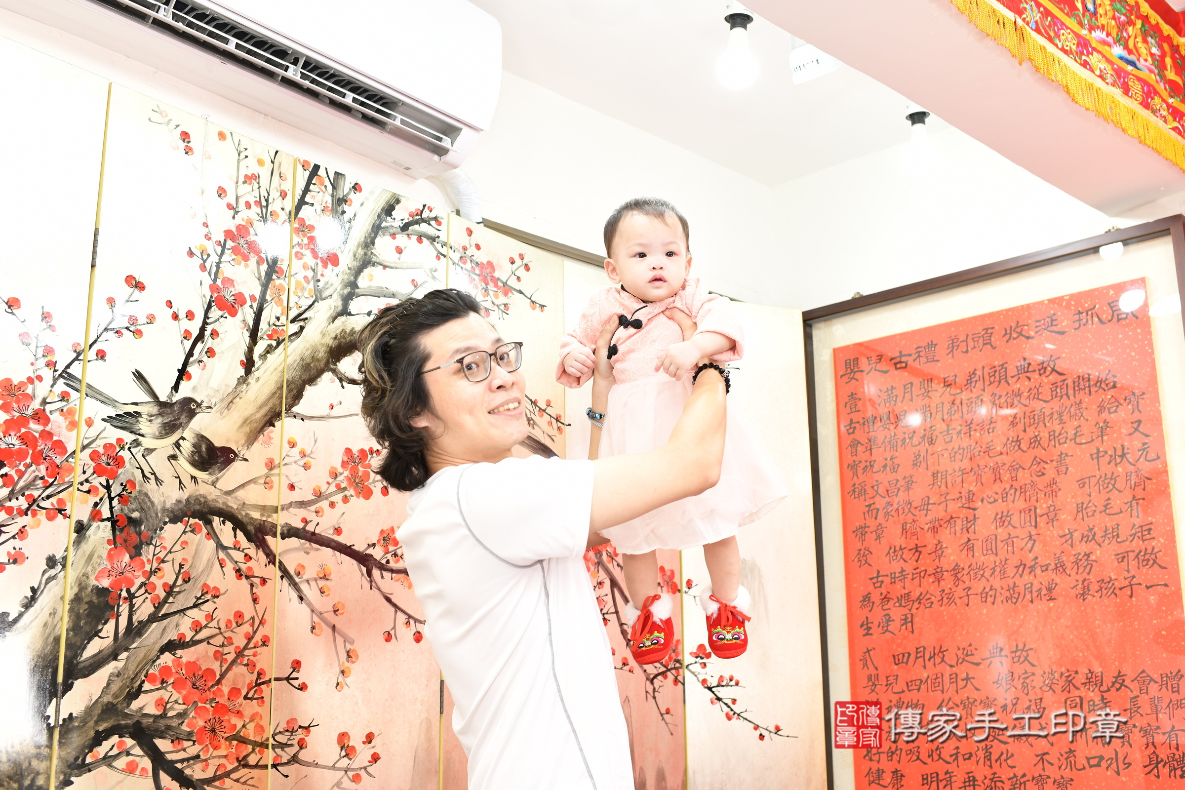 新北市永和區樂樂寶寶抓周推薦：傳家新北店抓周度脺中國風會場，嬰兒古禮抓周流程儀式吉祥話、抓周道具物品24種、拍照。抓周證書。2025.6.9，照片5