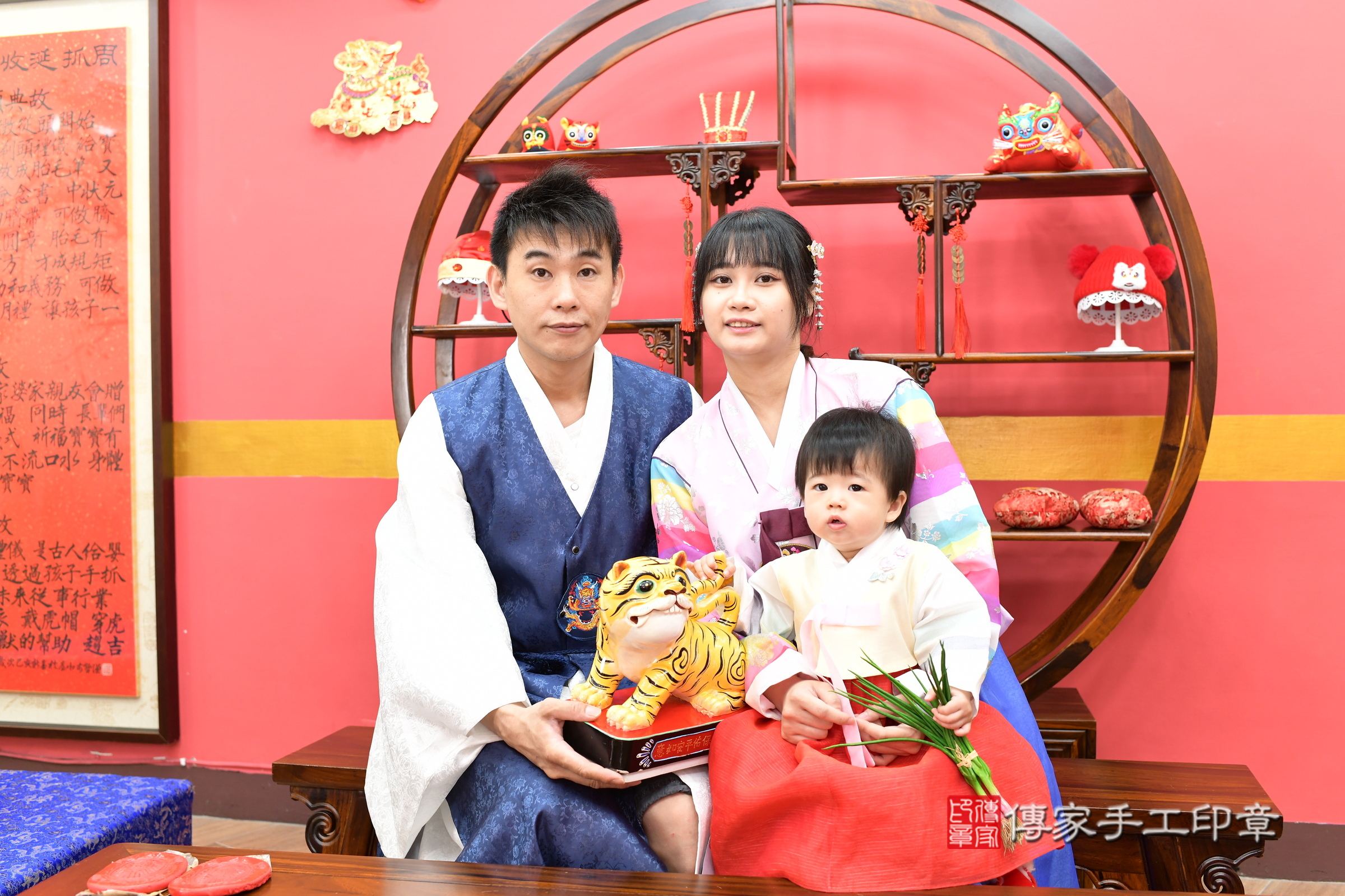 新北市永和區蕎蕎寶寶抓周推薦：傳家新北店抓周度脺中國風會場，嬰兒古禮抓周流程儀式吉祥話、抓周道具物品24種、拍照。抓周證書。2025.6.15，照片8