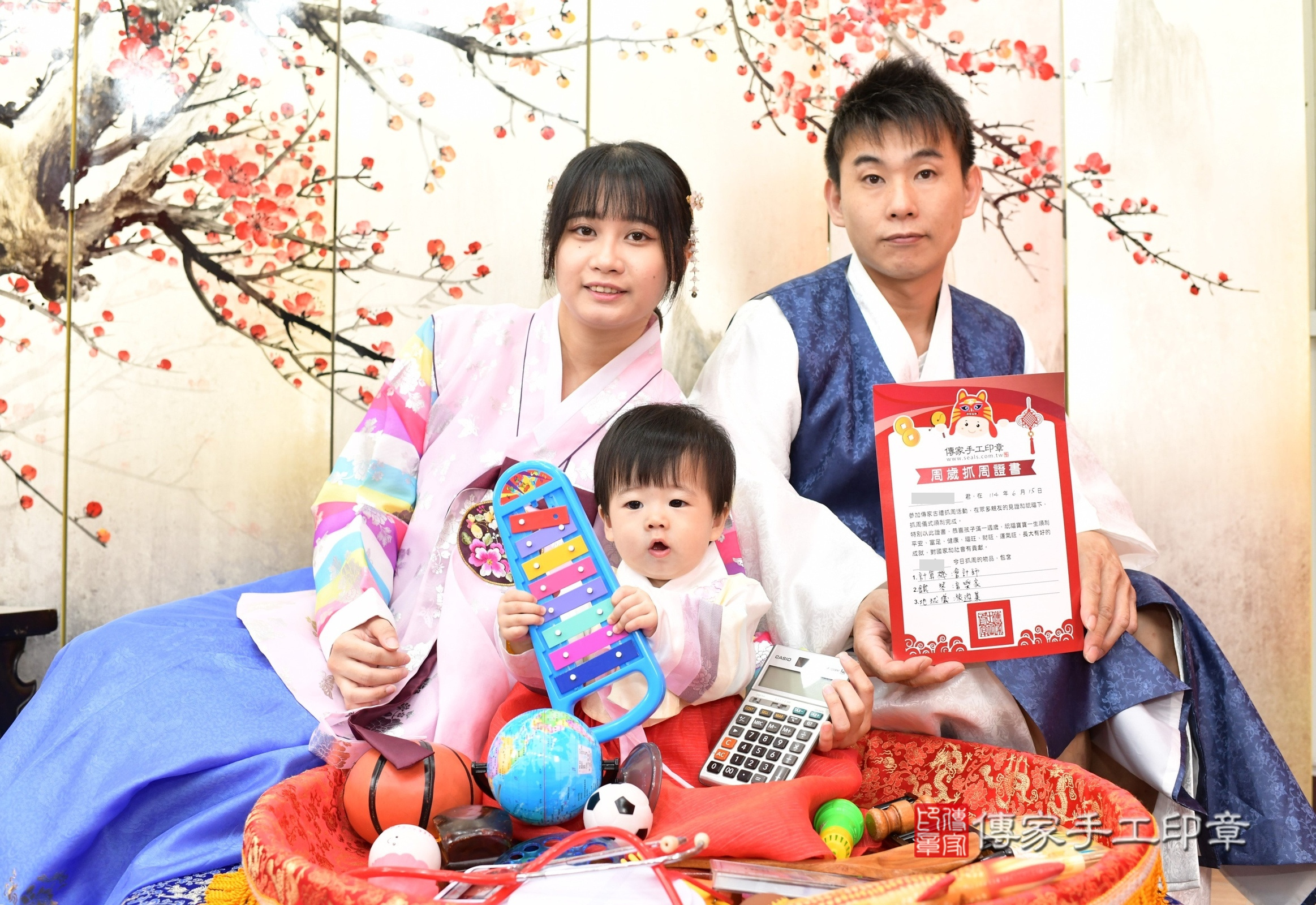 新北市永和區蕎蕎寶寶抓周推薦：傳家新北店抓周度脺中國風會場，嬰兒古禮抓周流程儀式吉祥話、抓周道具物品24種、拍照。抓周證書。2025.6.15，照片13