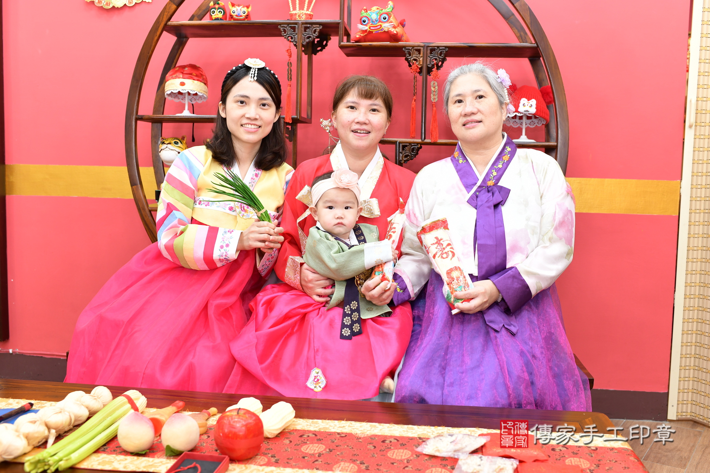 新北市永和區彤彤寶寶收涎推薦：傳家新北店收涎中國風會場，嬰兒古禮收涎收口水流程儀式、收涎吉祥話、收涎餅乾、收涎拍照。收涎證書。2025.6.7，照片12