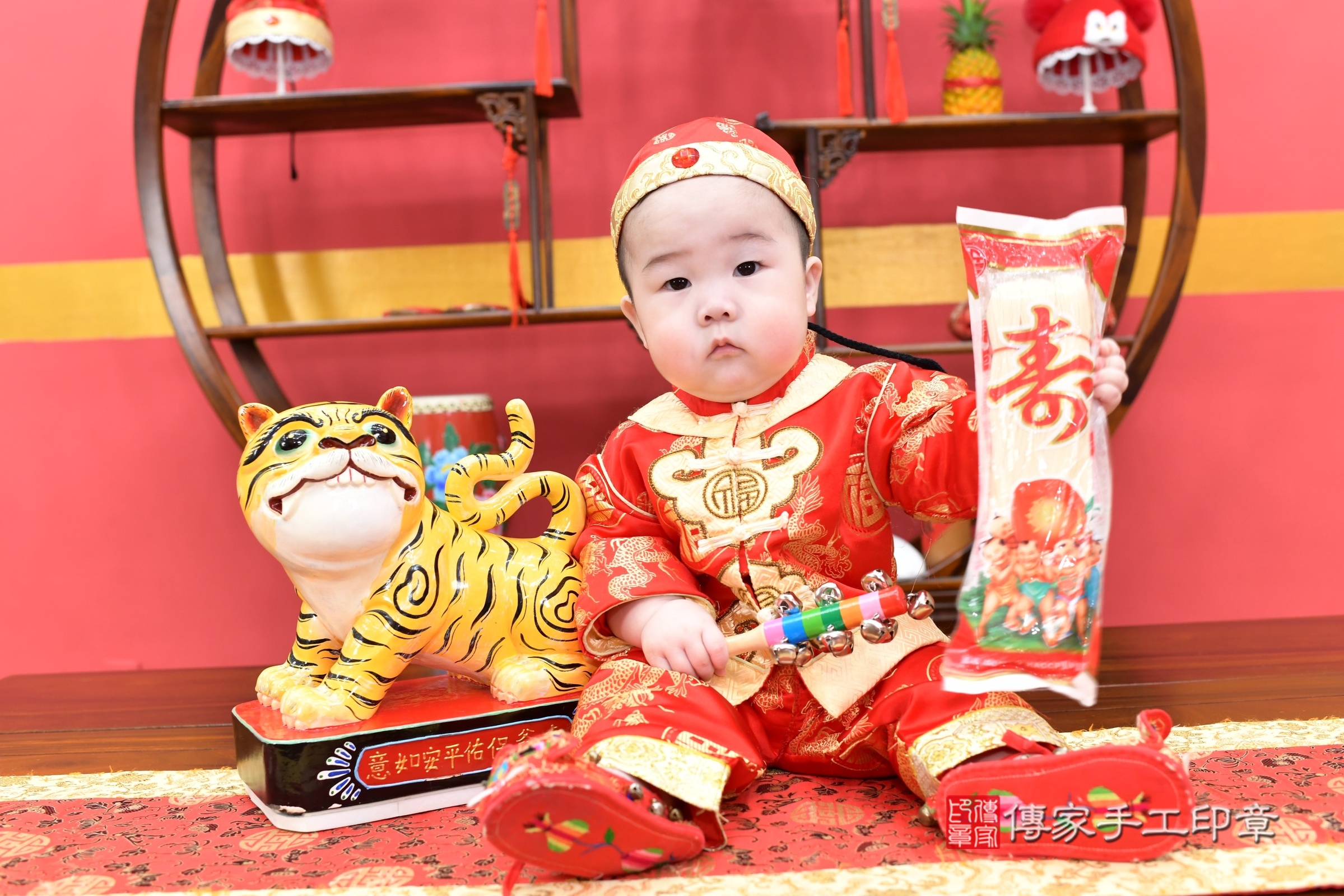 新北市永和區小言寶寶抓周推薦：傳家新北店抓周度脺中國風會場，嬰兒古禮抓周流程儀式吉祥話、抓周道具物品24種、拍照。抓周證書。2025.6.7，照片12