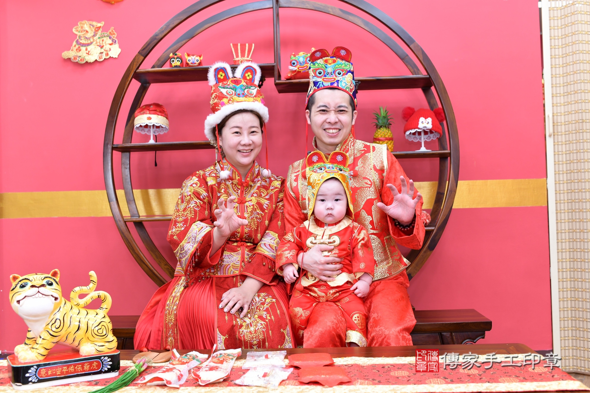 新北市永和區小言寶寶抓周推薦：傳家新北店抓周度脺中國風會場，嬰兒古禮抓周流程儀式吉祥話、抓周道具物品24種、拍照。抓周證書。2025.6.7，照片2