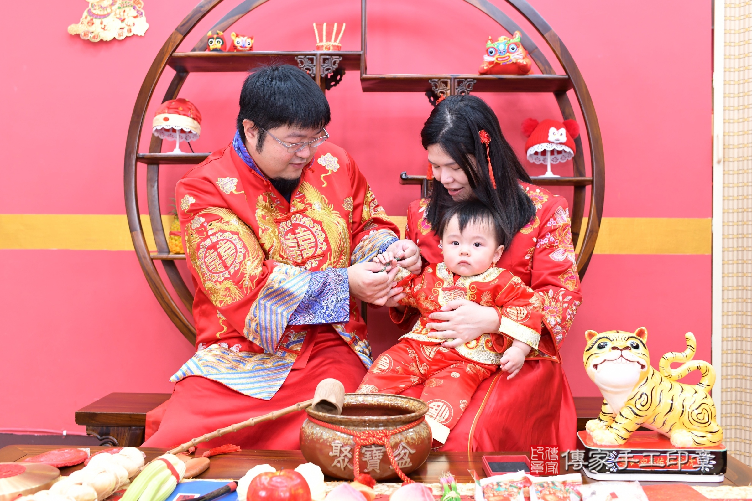 新北市永和區小煊寶寶抓周推薦：傳家新北店抓周度脺中國風會場，嬰兒古禮抓周流程儀式吉祥話、抓周道具物品24種、拍照。抓周證書。2025.6.19，照片12