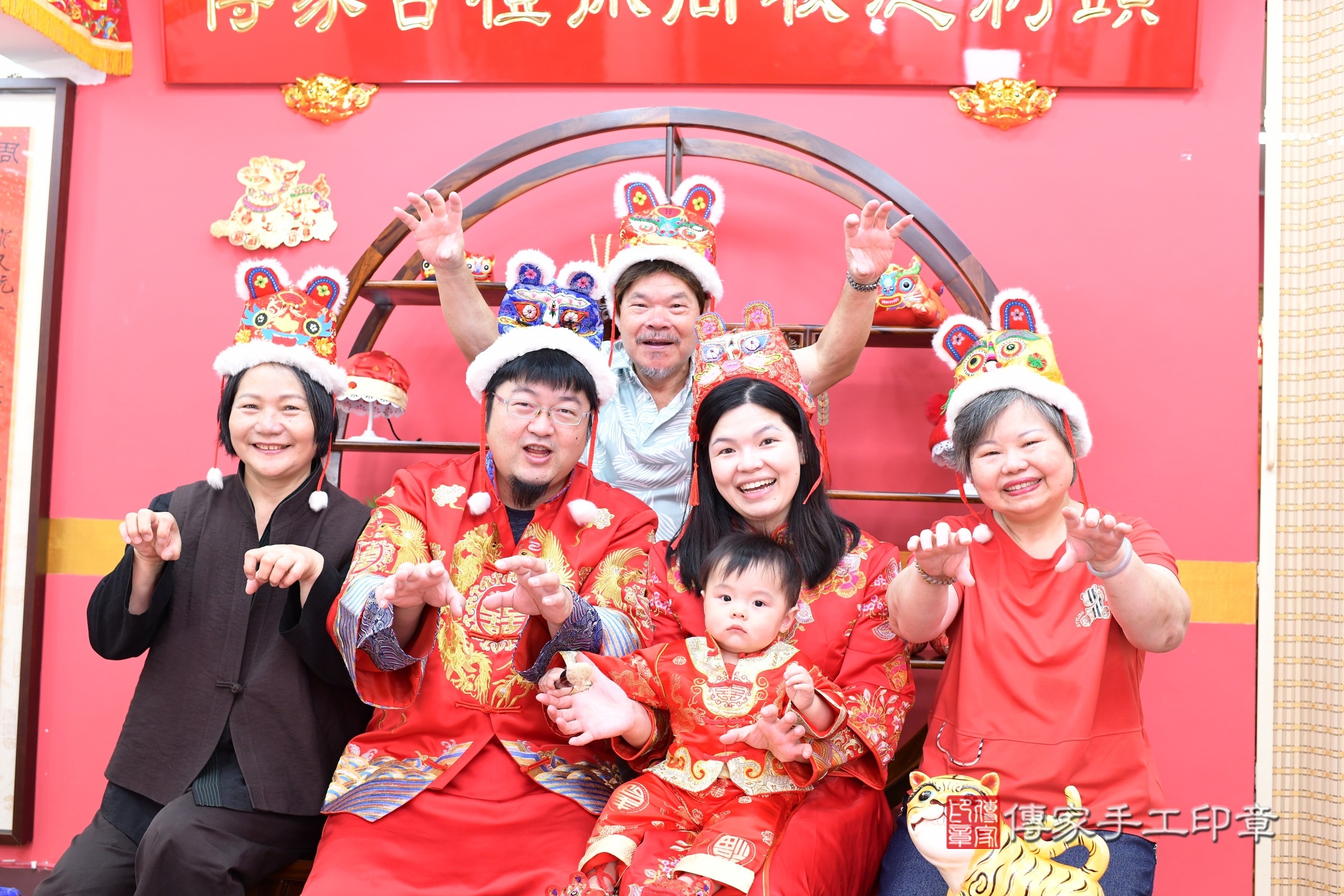 新北市永和區小煊寶寶抓周推薦：傳家新北店抓周度脺中國風會場，嬰兒古禮抓周流程儀式吉祥話、抓周道具物品24種、拍照。抓周證書。2025.6.19，照片18